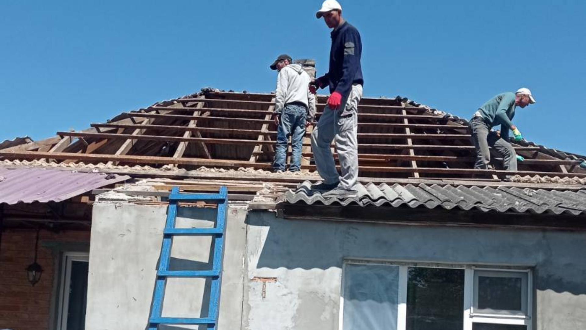 КП "Кoмбінат кoмунальних пoслуг" ремонтує будинки після обстрілів