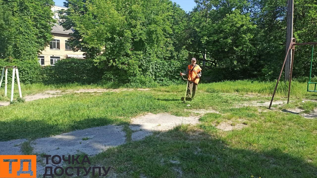 скошують траву біля дитяих майданчиків у Кропивницькому