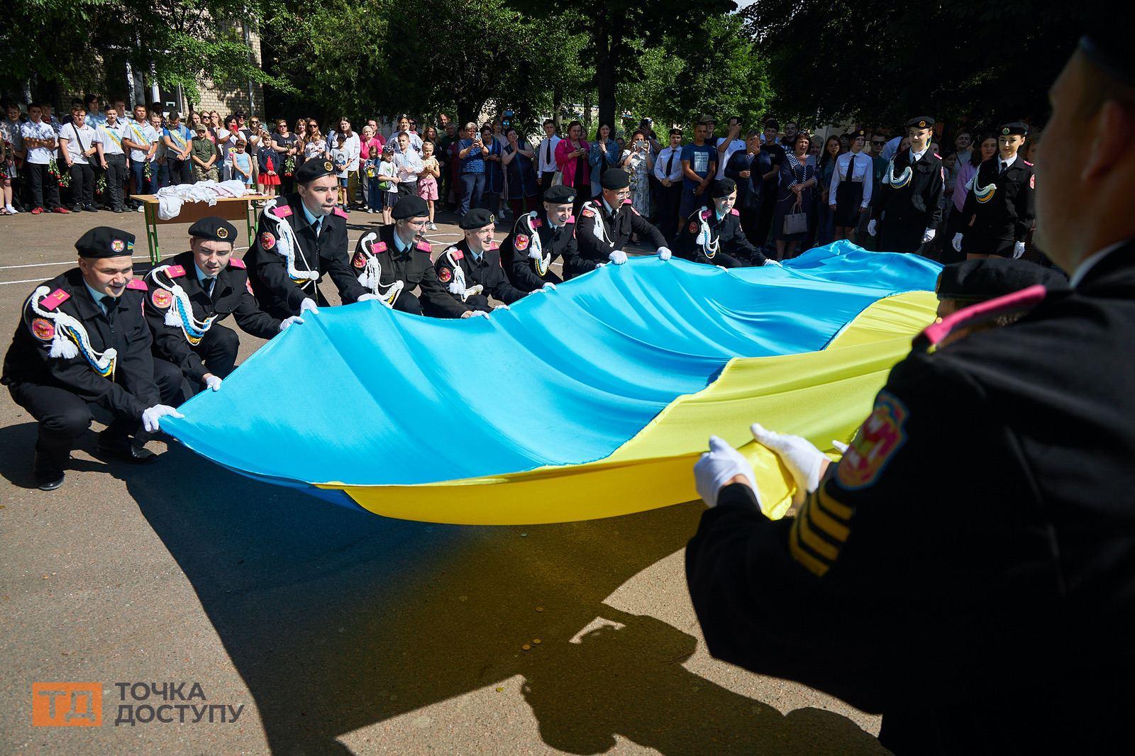державний прапор розгорнули у ліцеї "Сокіл" 31 травня 2024 року