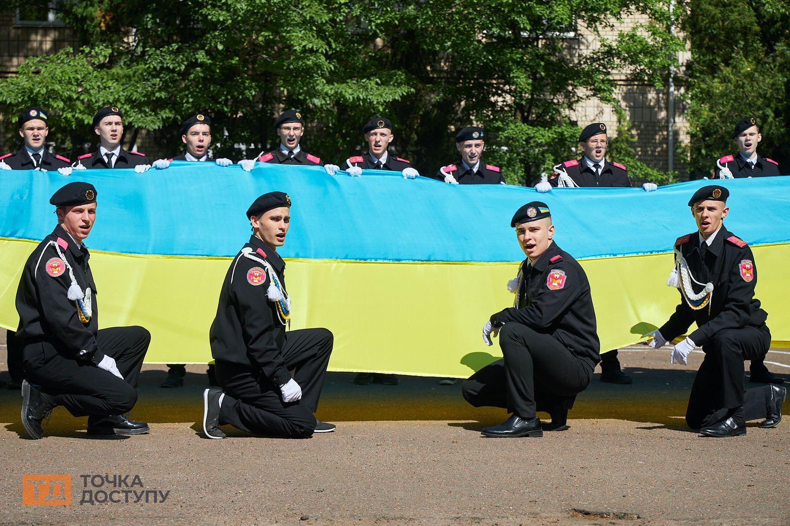кадети святкують останній дзвоник у Кропивницькому