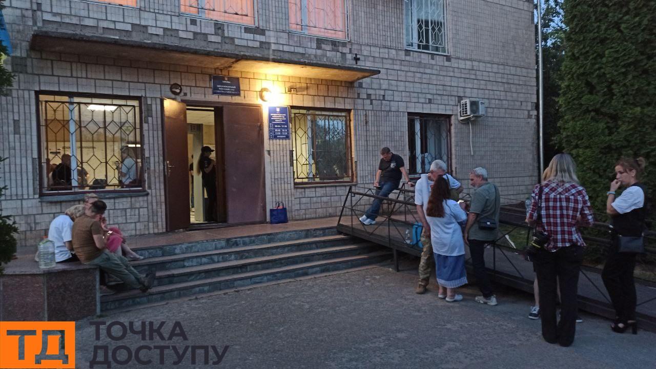 журналісти і активісти чекають поки допитають екскомандира Романа Червінського