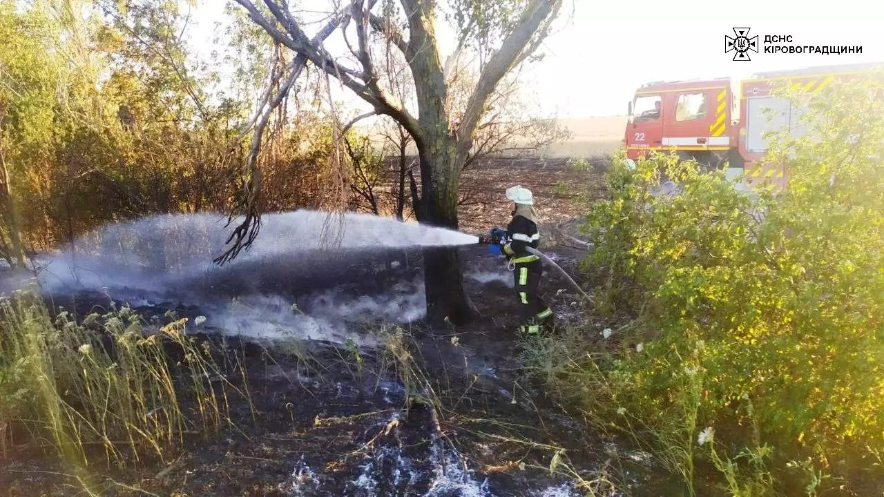 рятувальники Кіровоградщини гасили пожежі сухої трави