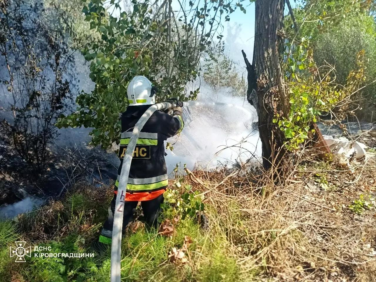 рятувальниик Кіровоградщина передали медикам юнака, який травмувався на пожежі