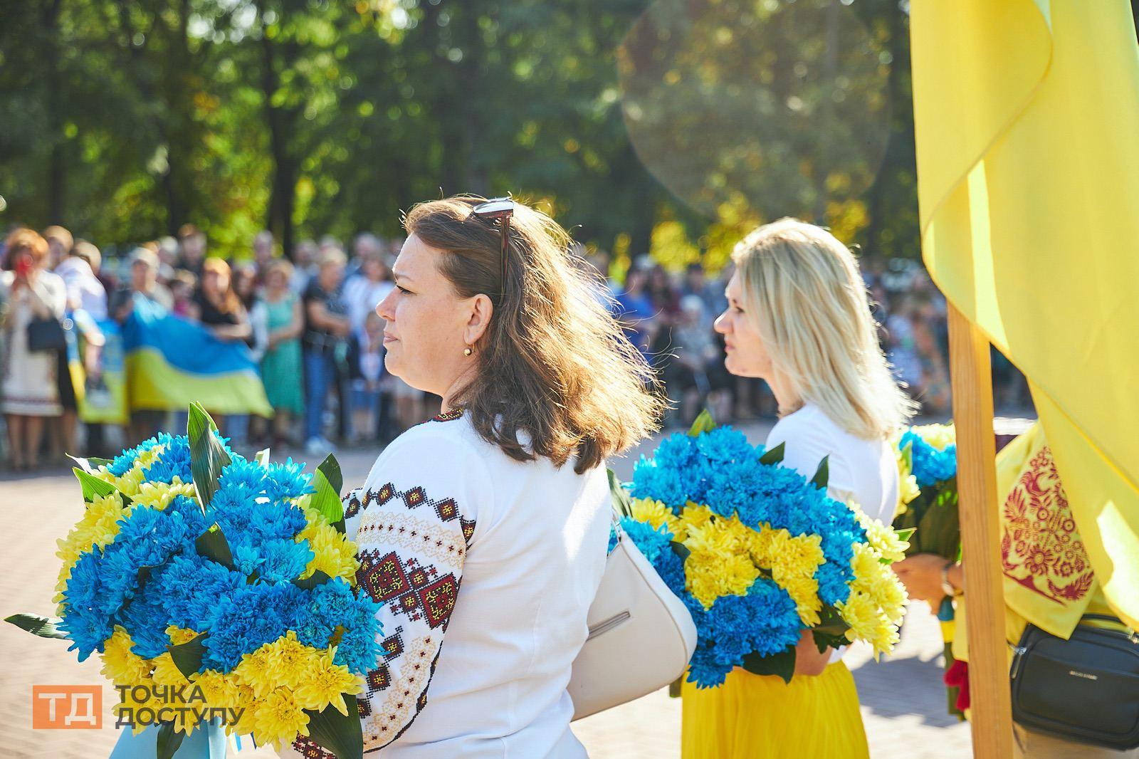 Церемонія покладання квітів на Фортечних валах з нагоди Дня прапора