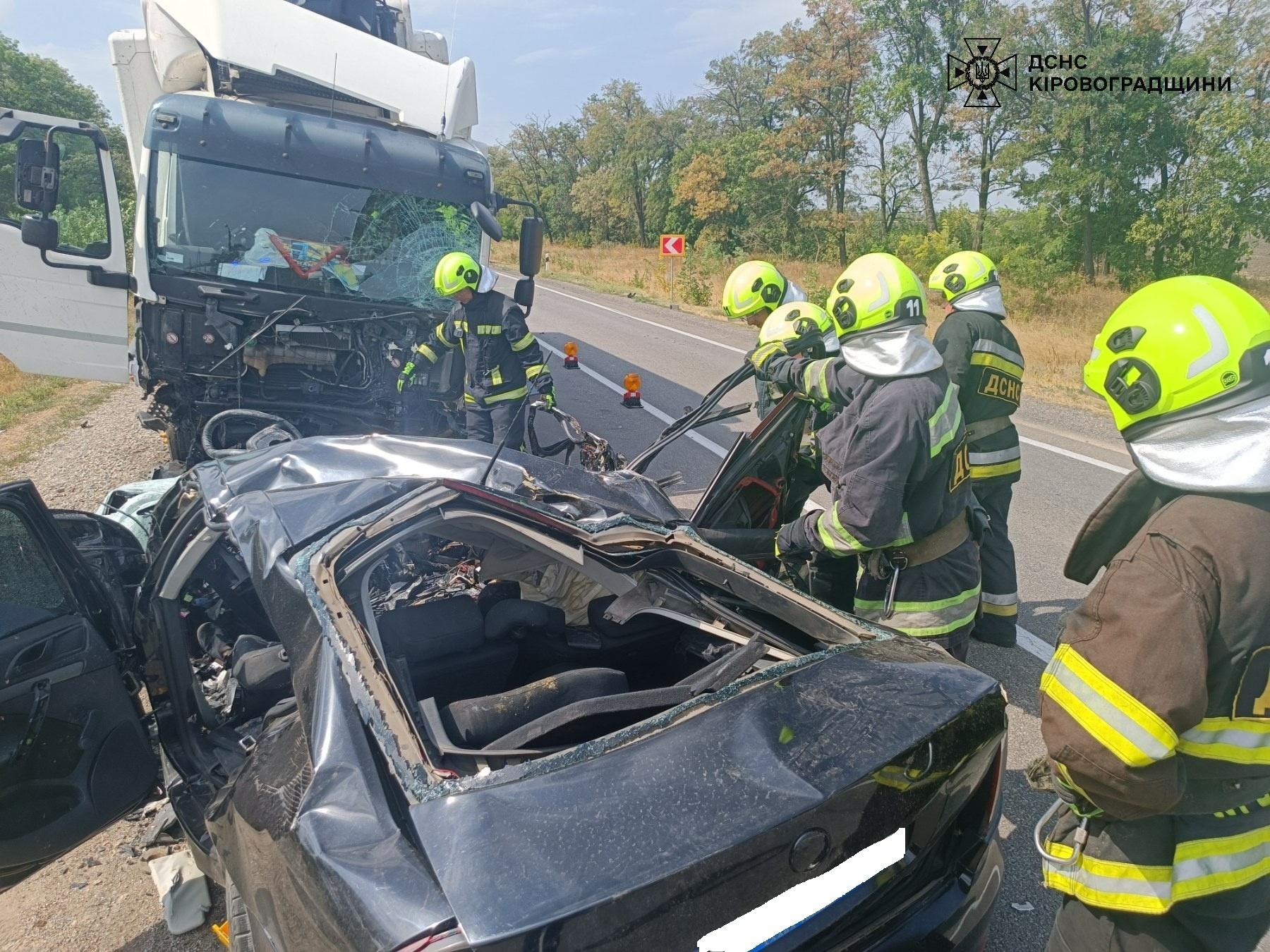 рятувальники дістають тіла загиблих внаслідок ДТП біля Олександрії