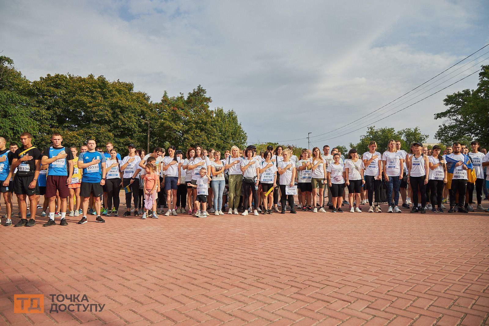 Учасники забігу “Шаную вoїнів, біжу за Геpoїв Укpаїни” у Кропивницькому сьогодні, 31 серпня