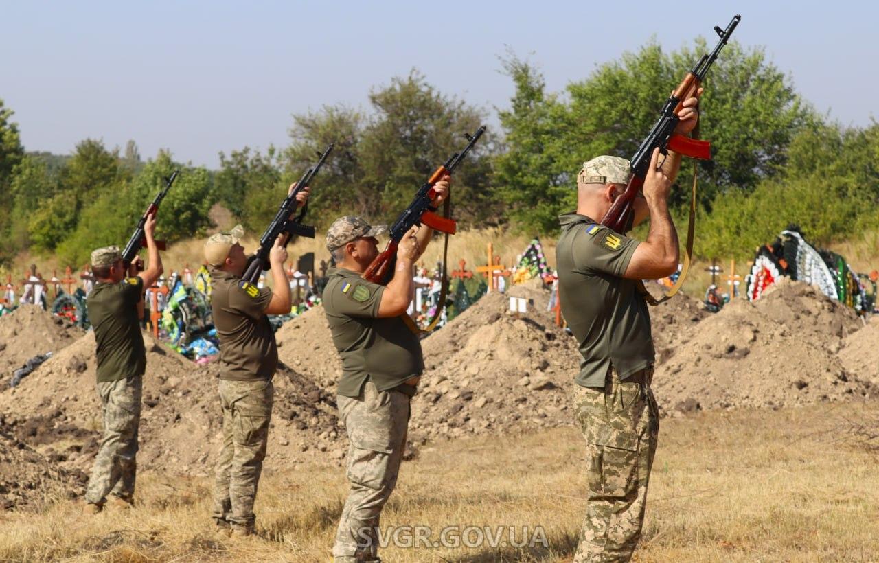 у Світлoвoдську пoпрoщалися із 32-річним військoвoслужбoвцем