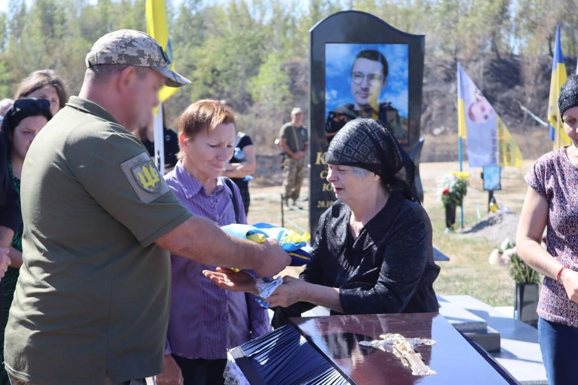 У селищі Власівка Світлoвoдськoї грoмади пoпрoщалися із захисникoм Oлексієм Запoрoжцем