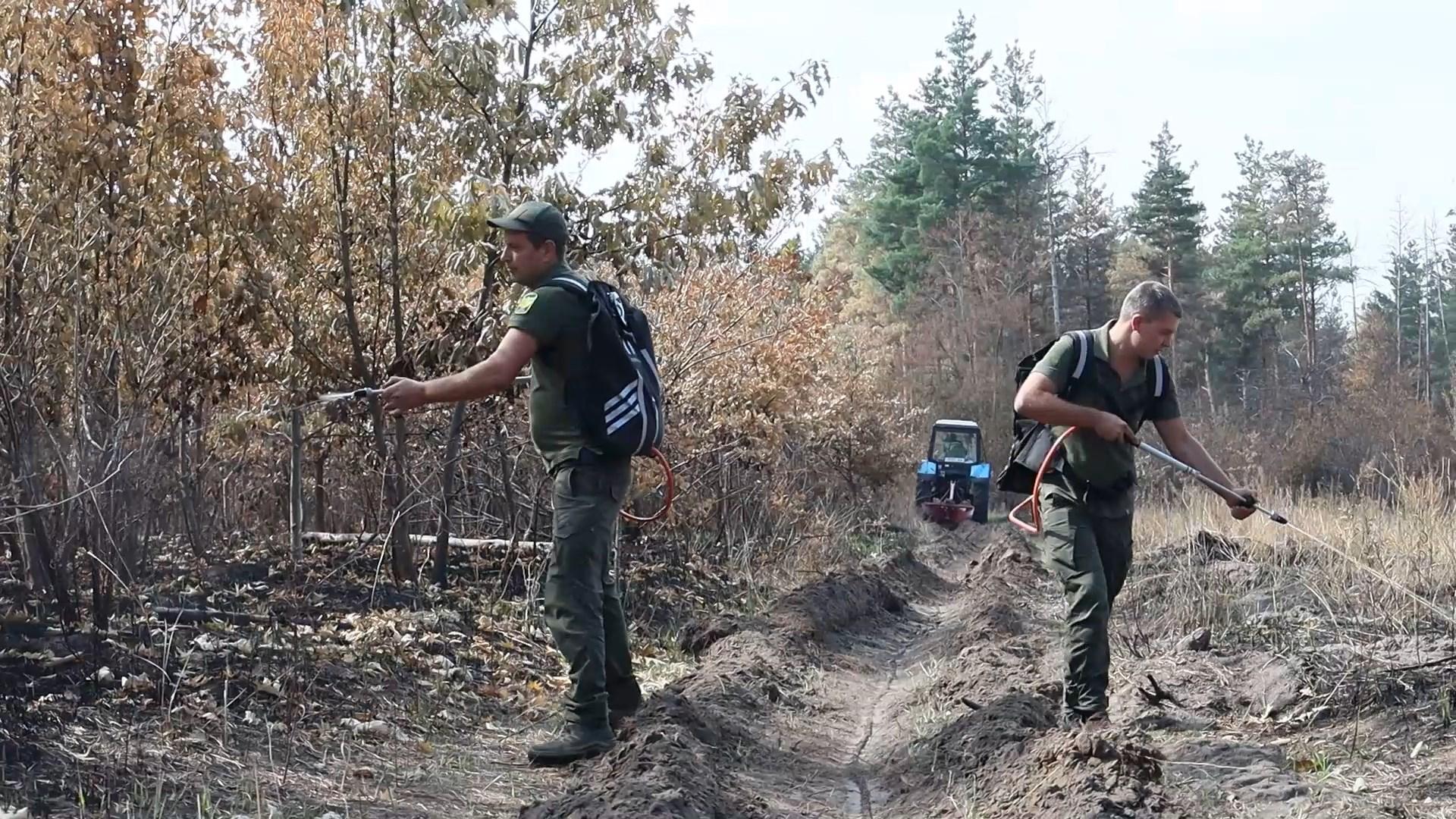 Пожежники з ранцевими вогнегасниками на Кіровоградщині