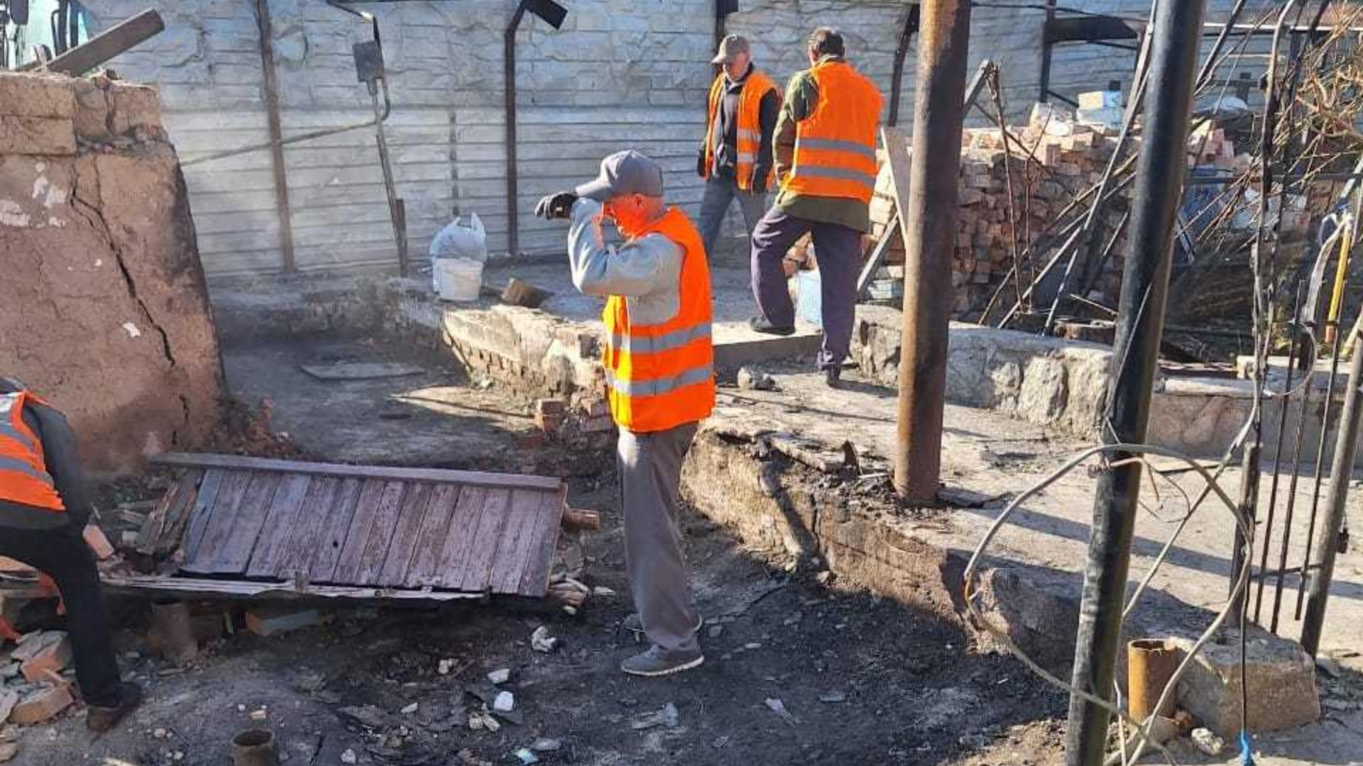 комунальники розбирають завали після падіння дрона у Кропивницькому