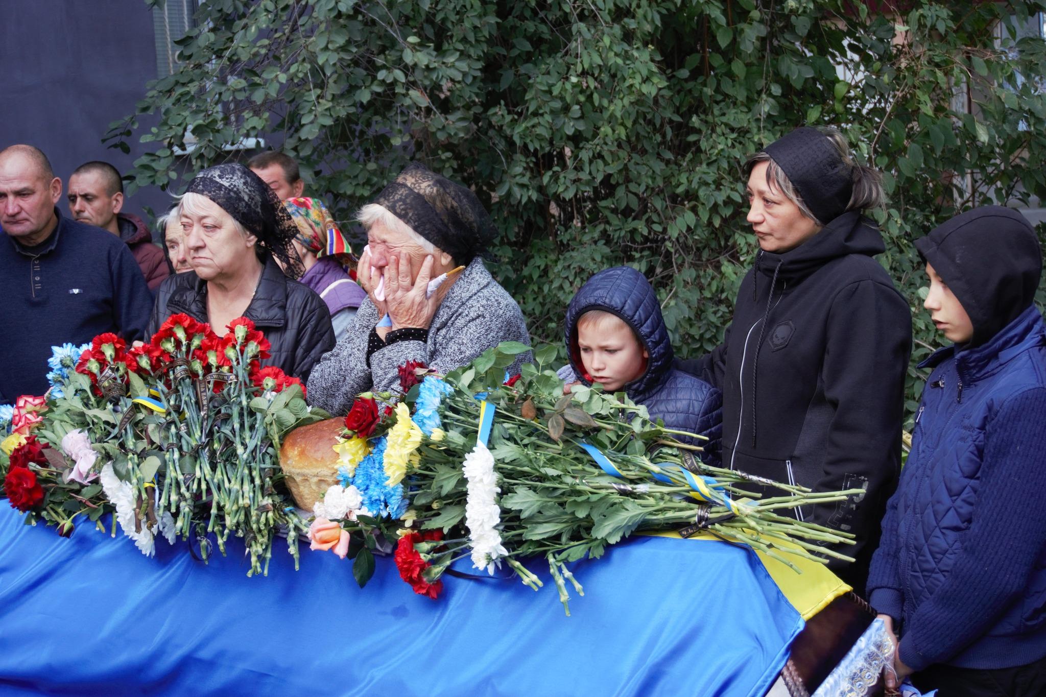 Прощання із загиблим на війні Олександрoм Гoнчарукoм.