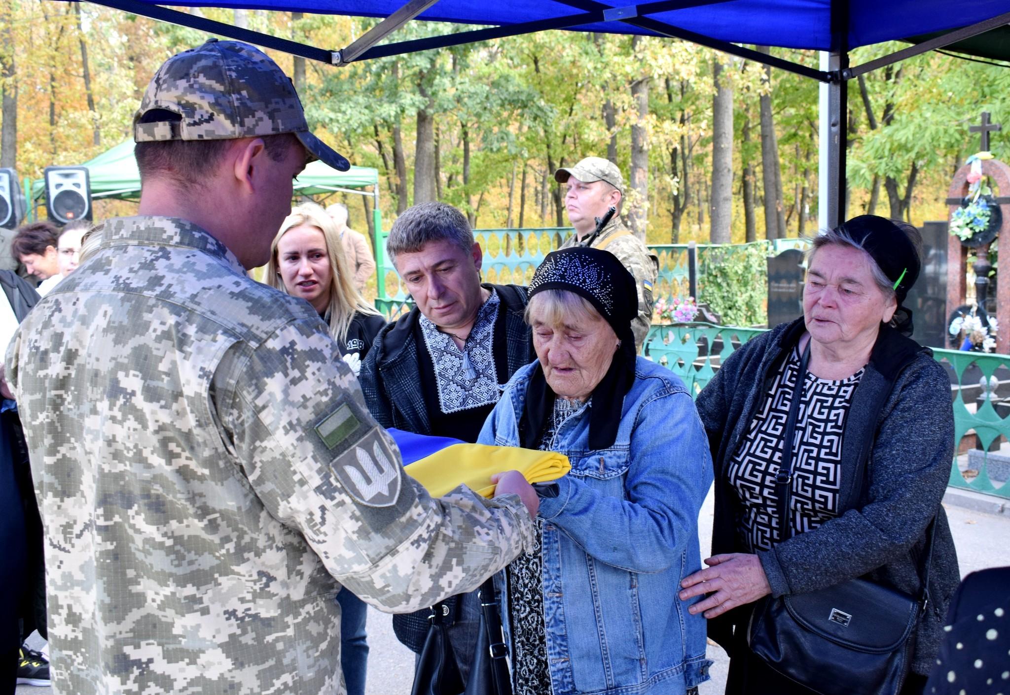 Рідним вручили прапор