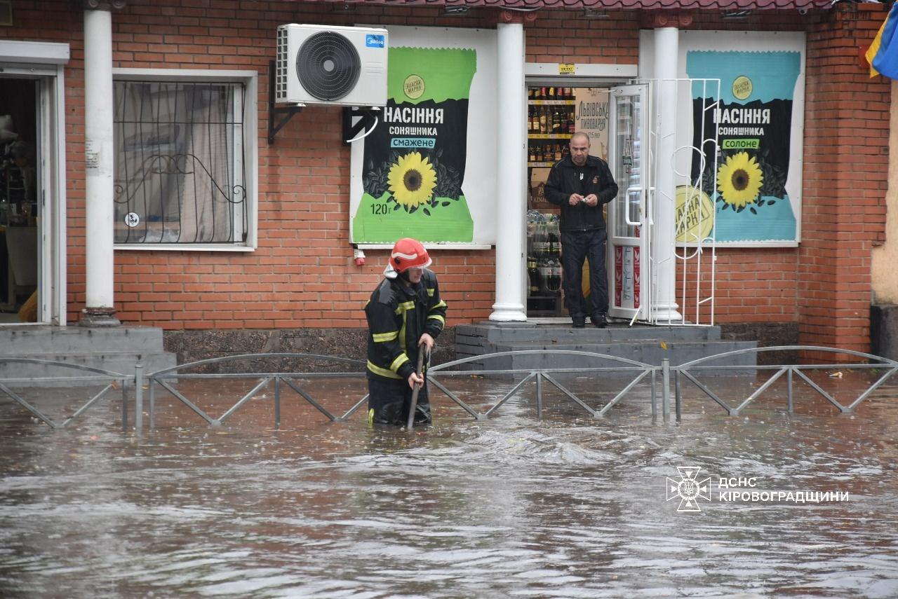 рятувальник долають наслідки негоди у Кропивницькому