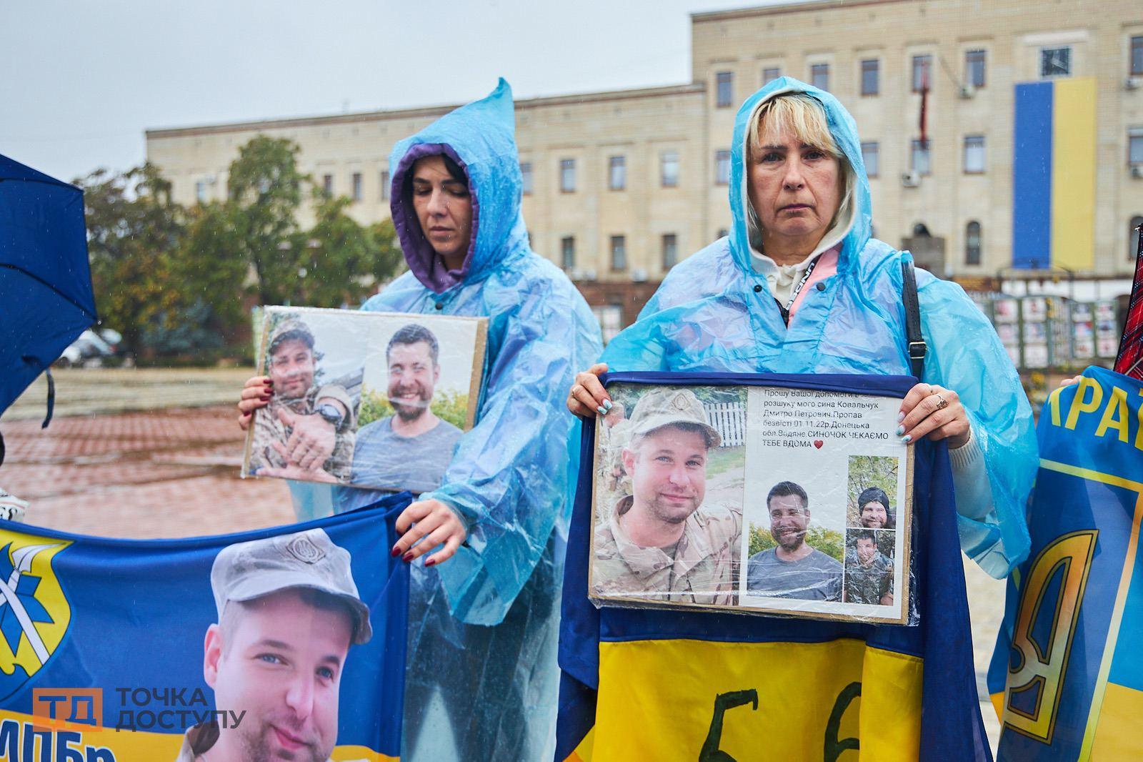 Мама військового Дмитра Ковальчука на акції підтримки