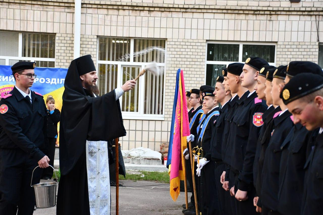 Архієпископ Марк благословляє ліцеїстів