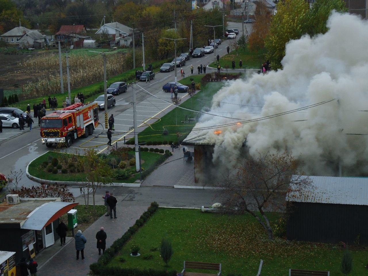 покрівля ресторану горить у Світловодську