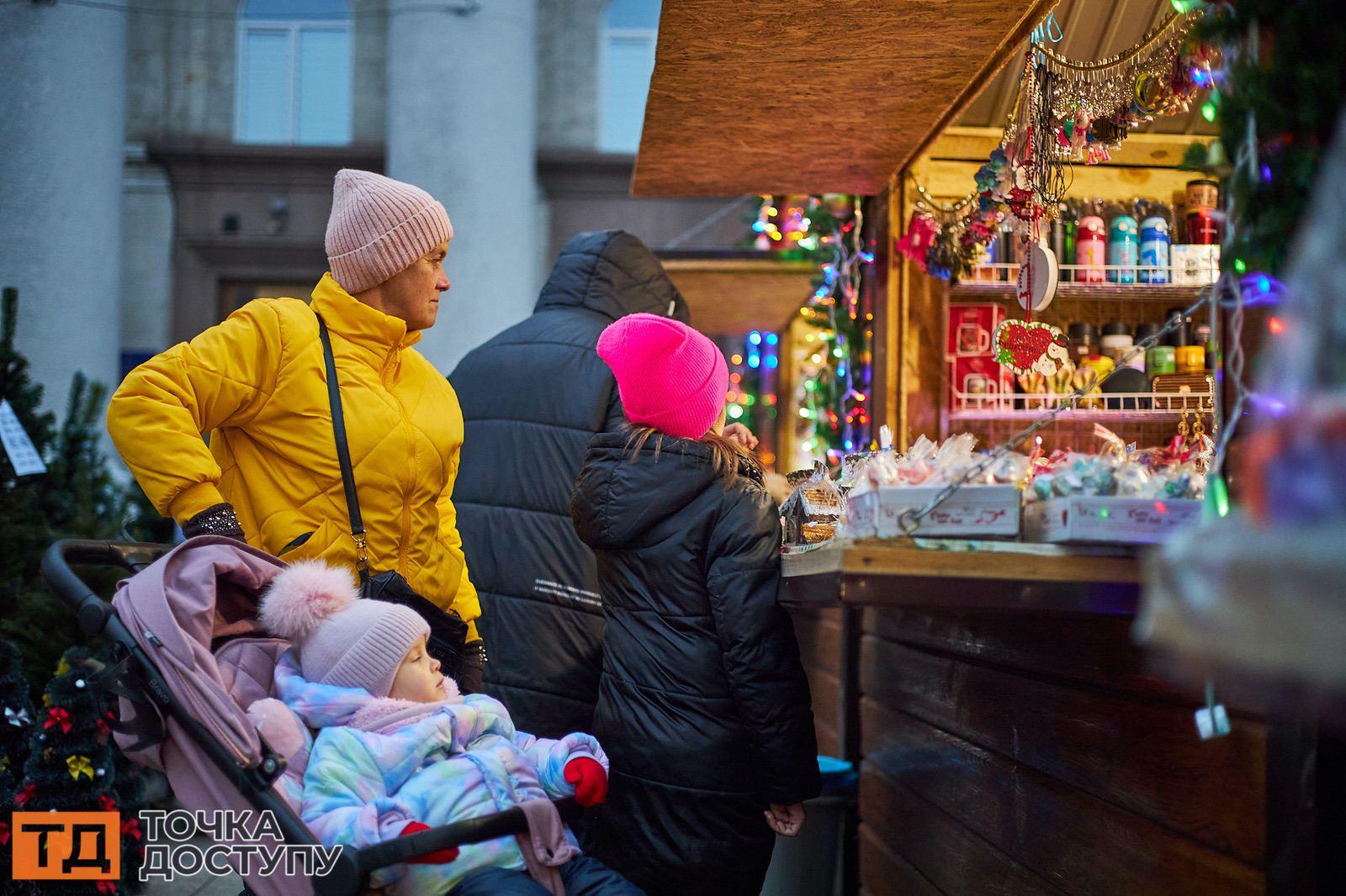 Атмосфера вечірнього новорічного ярмарку біля міськради у Кропивницькому була казковою.