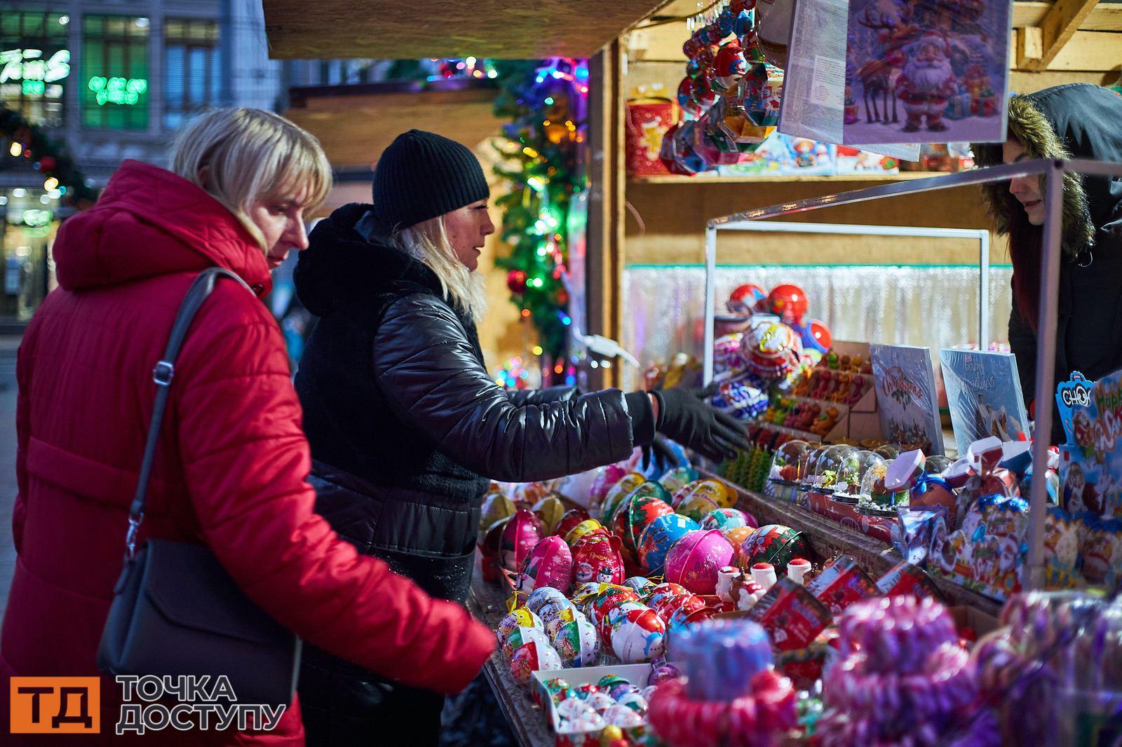 Біля міськради у Кропивницькому вечірній новорічний ярмарок створив святковий настрій для всіх.