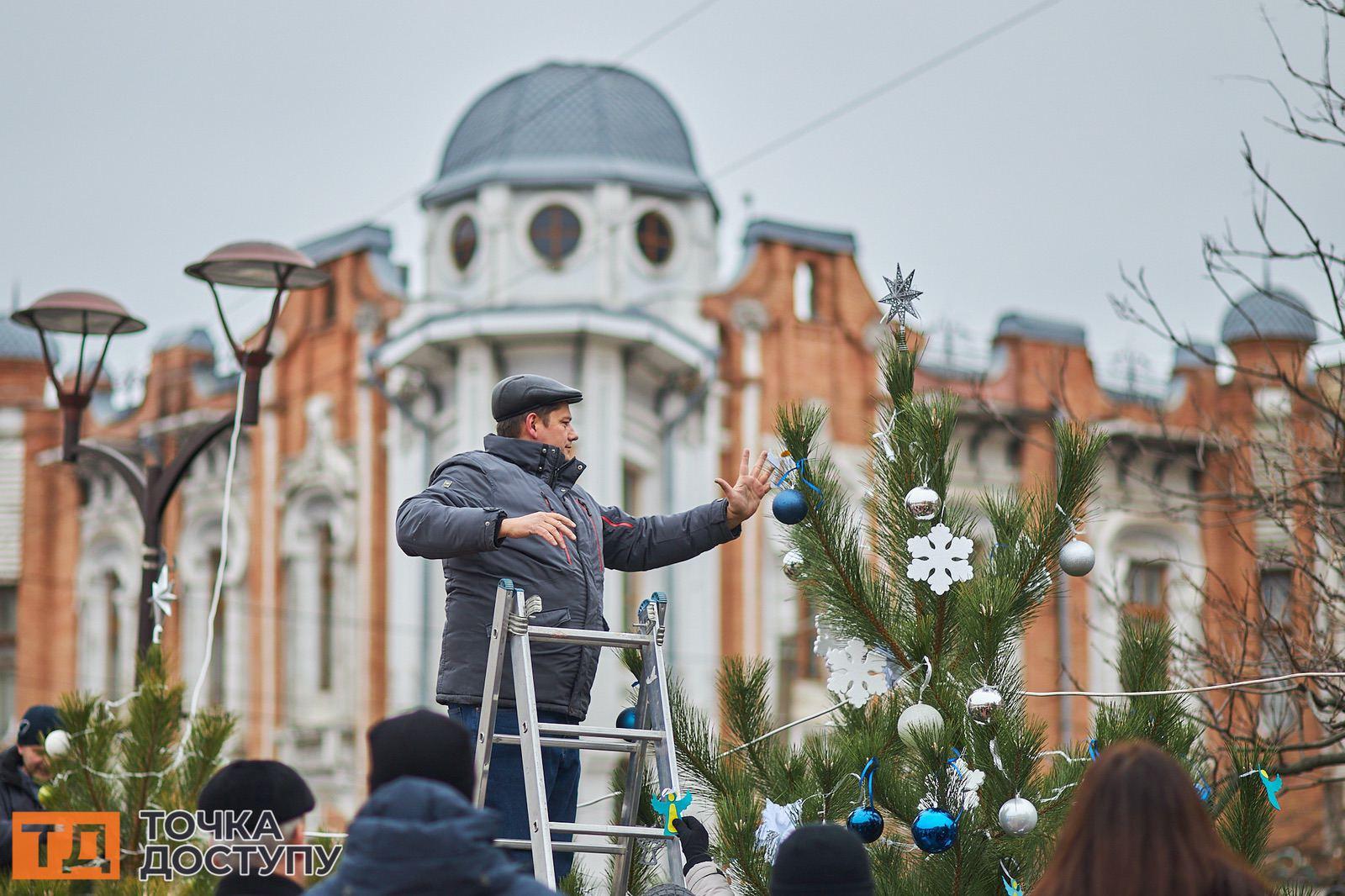 У Кропивницькому на центральній площі прикрасили 12 ялинок