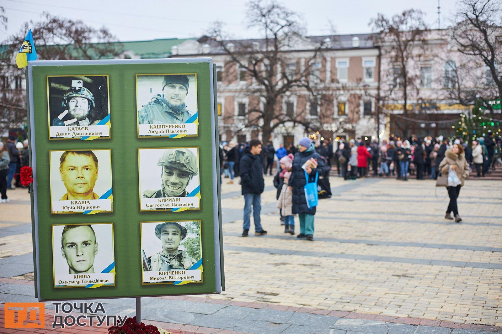 На центральній площі міста Кропивницького з’явилися 12 ялинок.