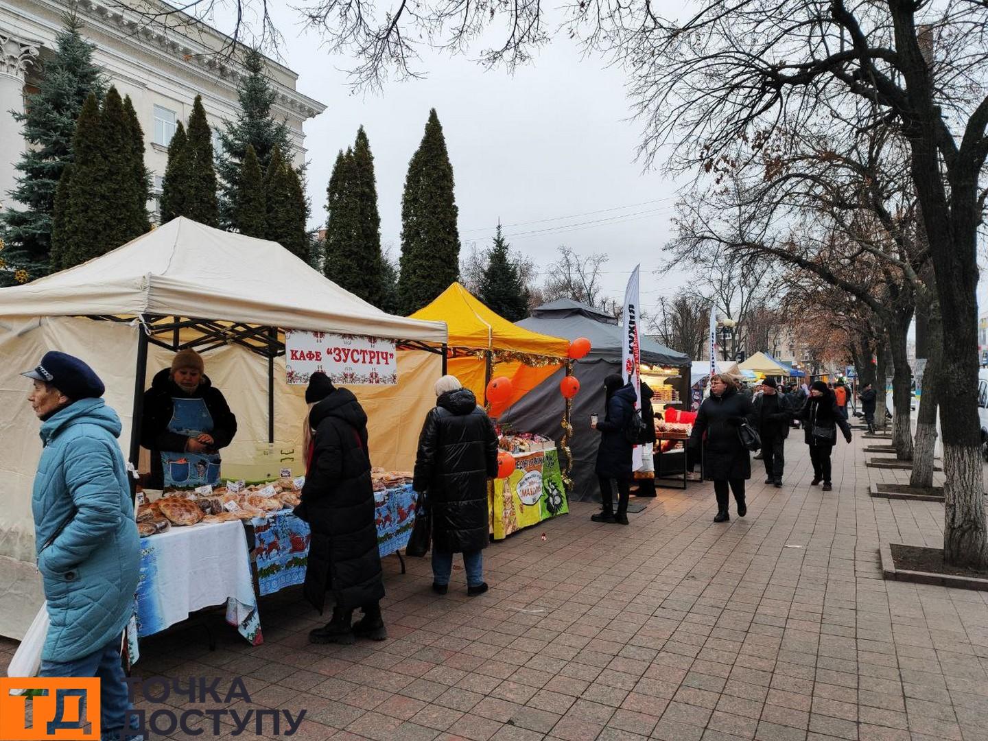 Святковий ярмарок на площі в Кропивницькому