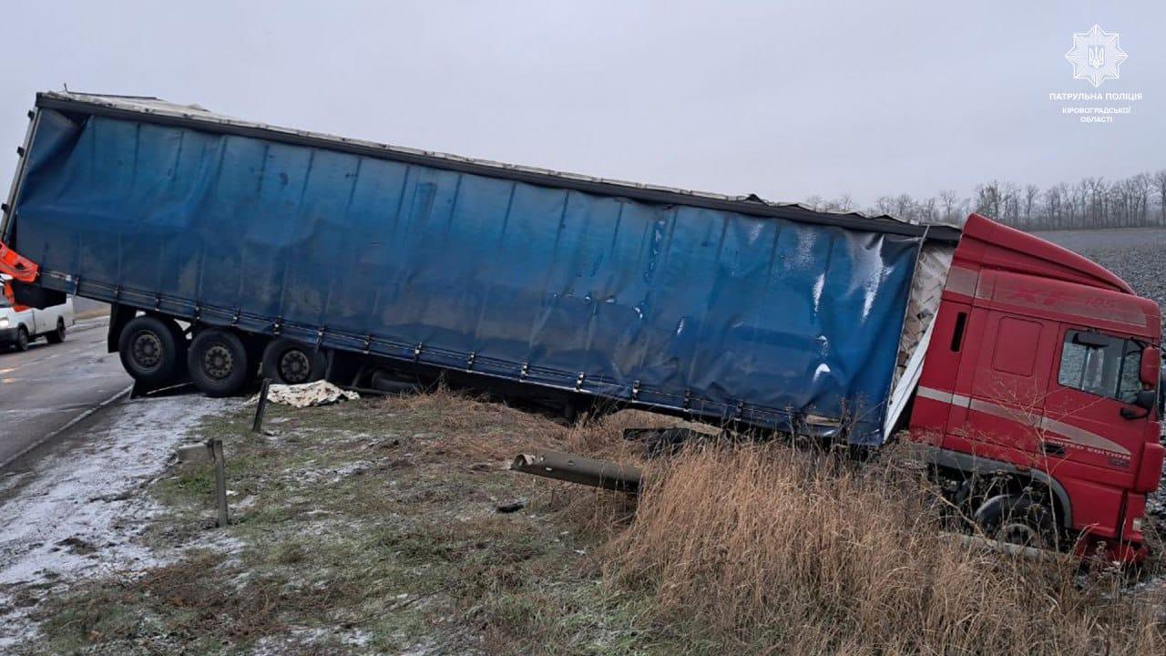 вантажівка злетіла з траси біля Кропивницького