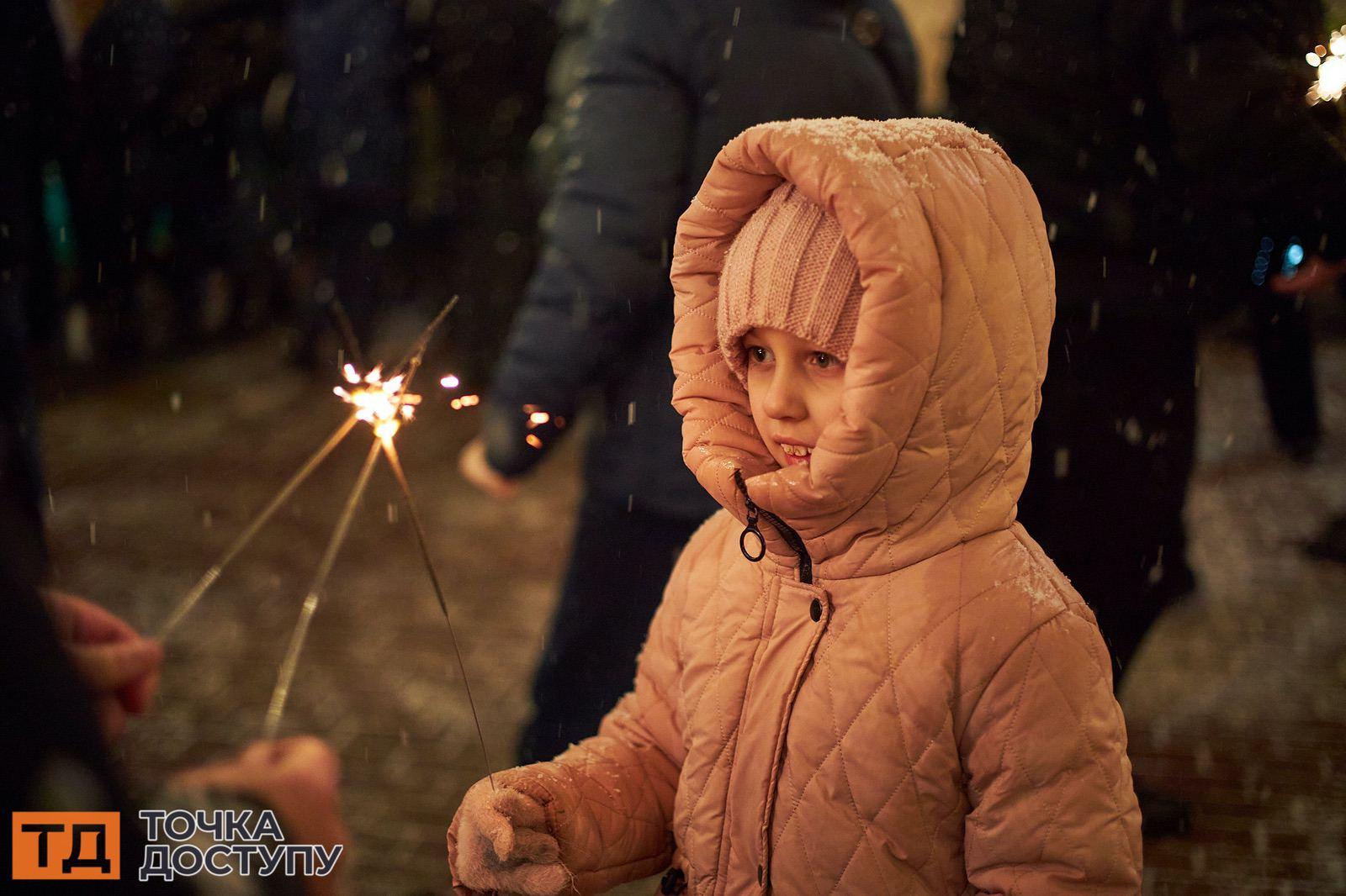 Відкриття новорічної ялинки у дендропарку Кропивницького було приурочено до дня святого Миколая.