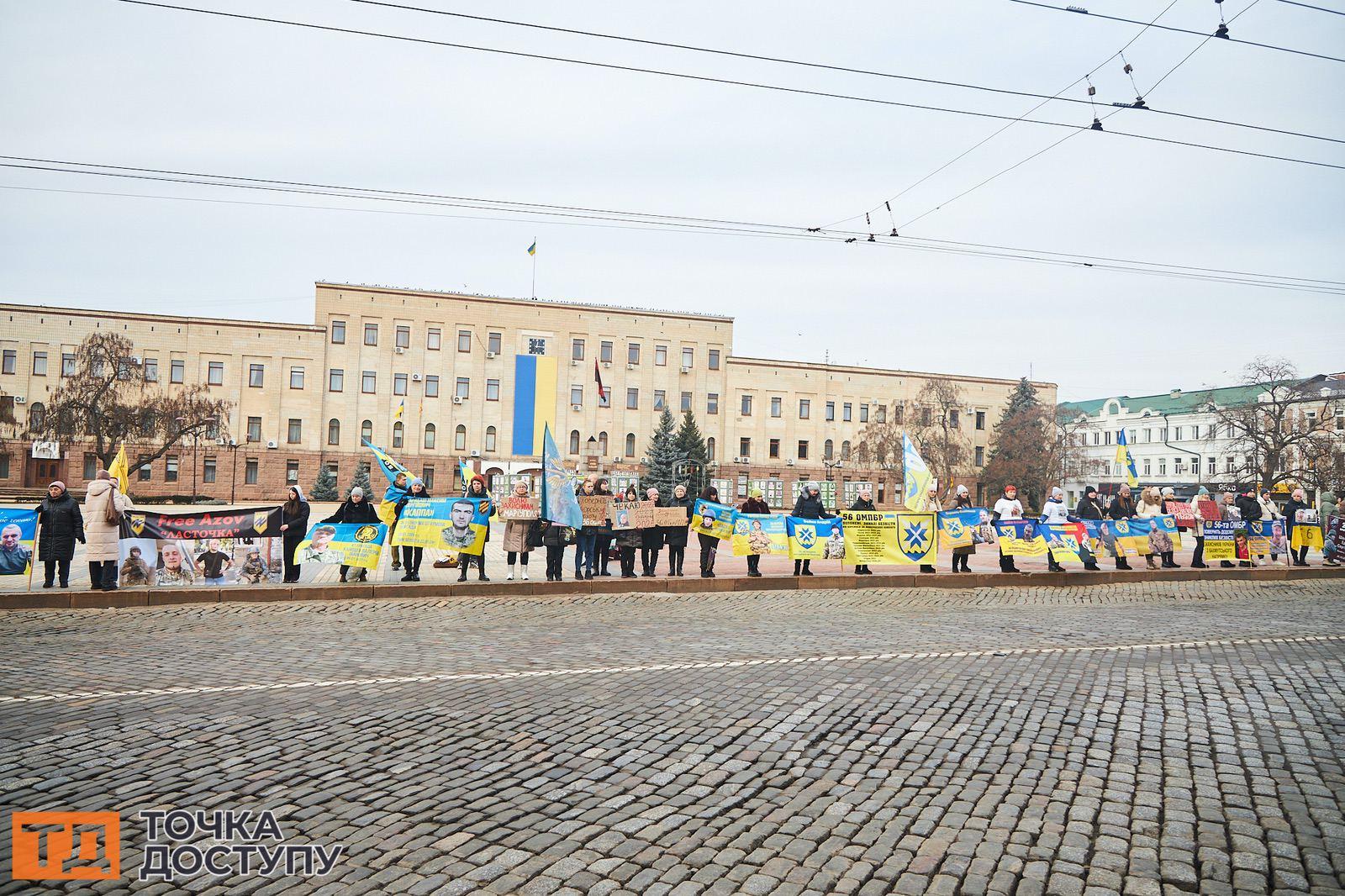 У Кропивницькому пройшла акція на підтримку військовополонених під гаслом "Не мовчи, полон вбиває!".