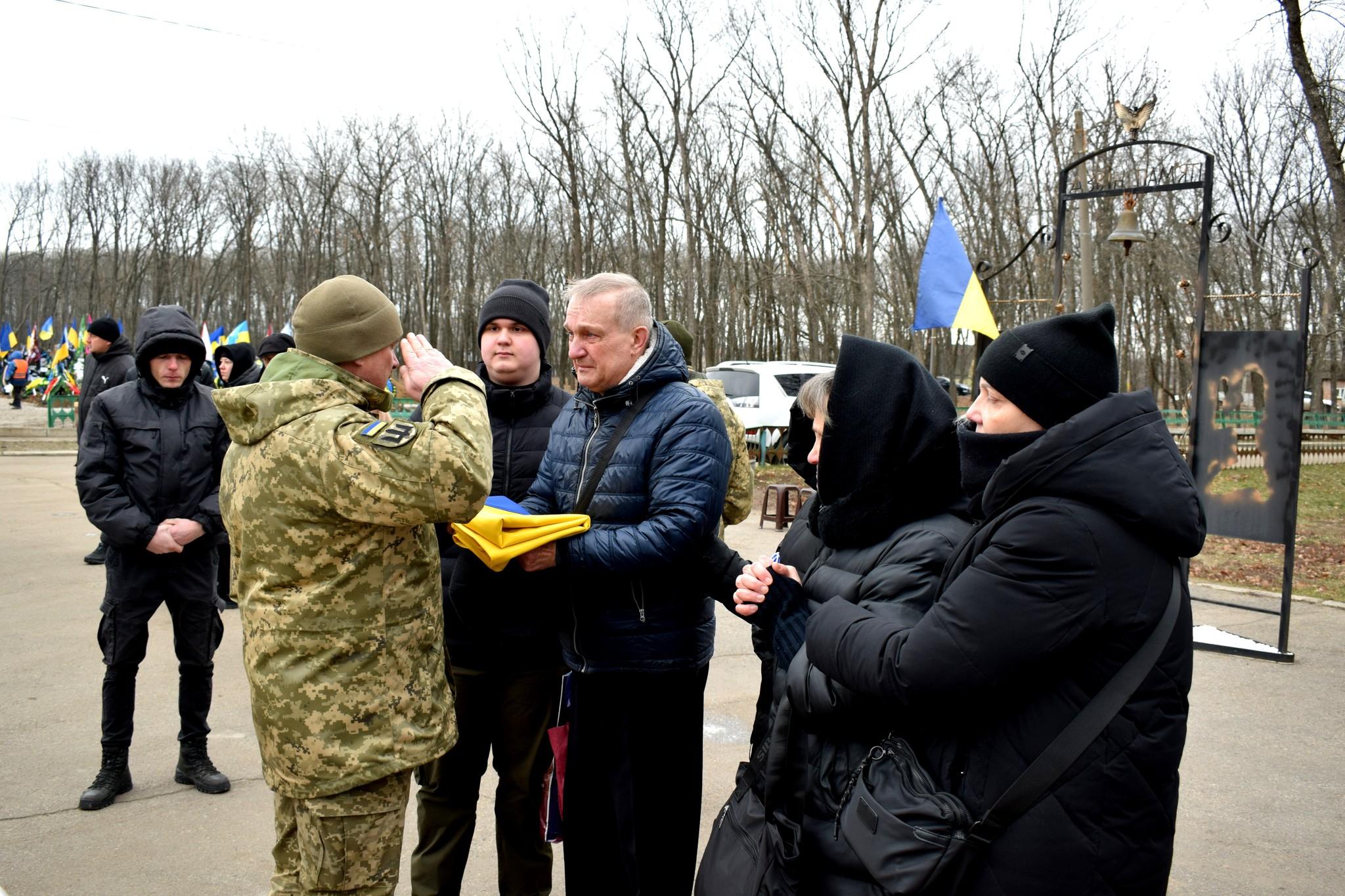 батькам загиблого захисника вручають прапор