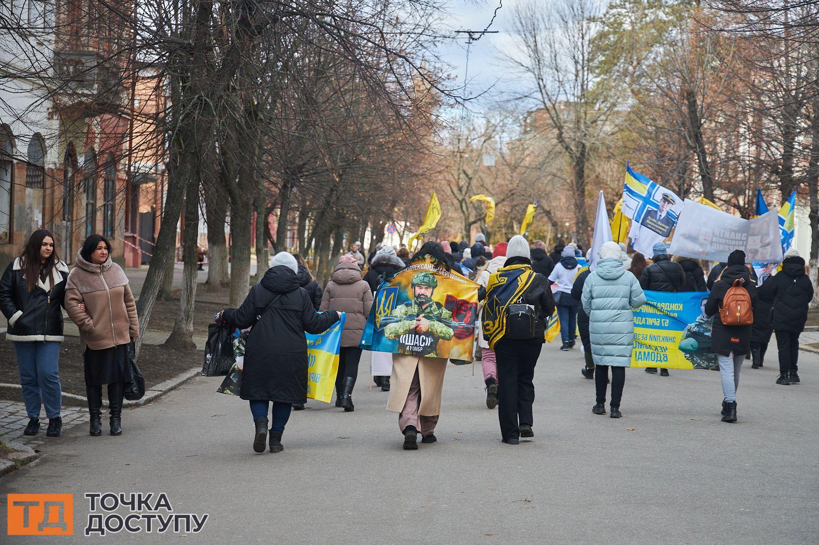  Кропивницькому мешканці взяли участь у акції на підтримку пропалих безвісти і військовополонених.