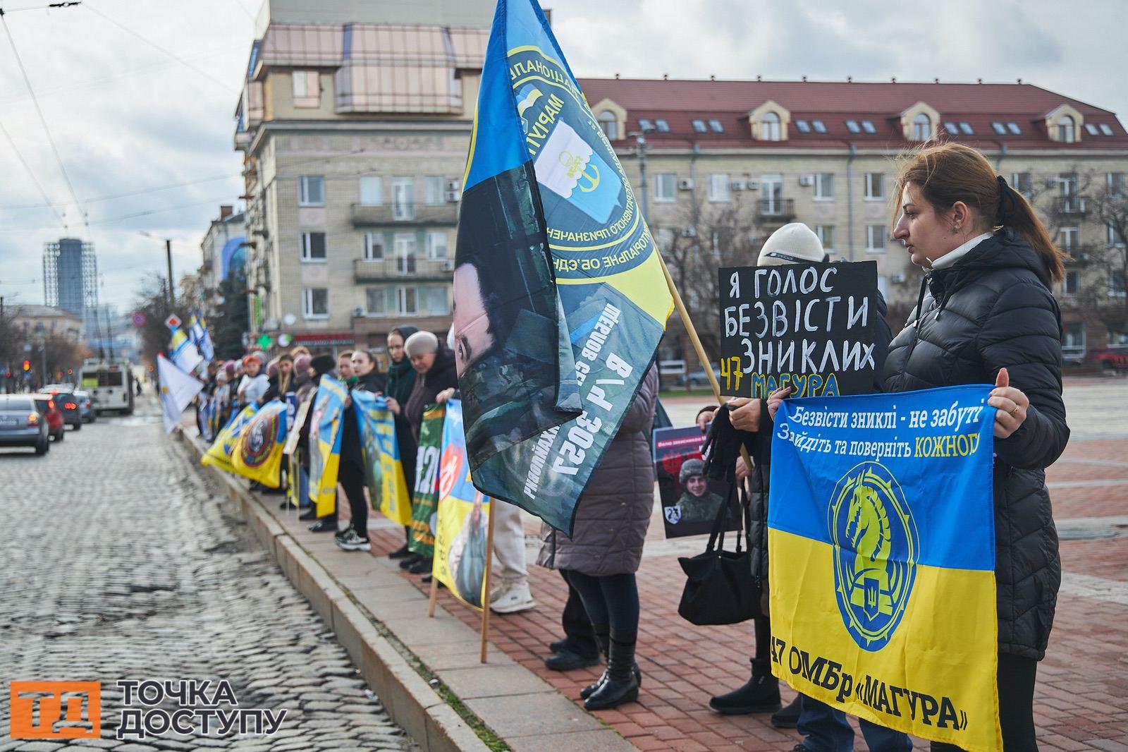 Активісти зібралися на площі Героїв Майдану в Кропивницькому, щоб підтримати військовополонених.