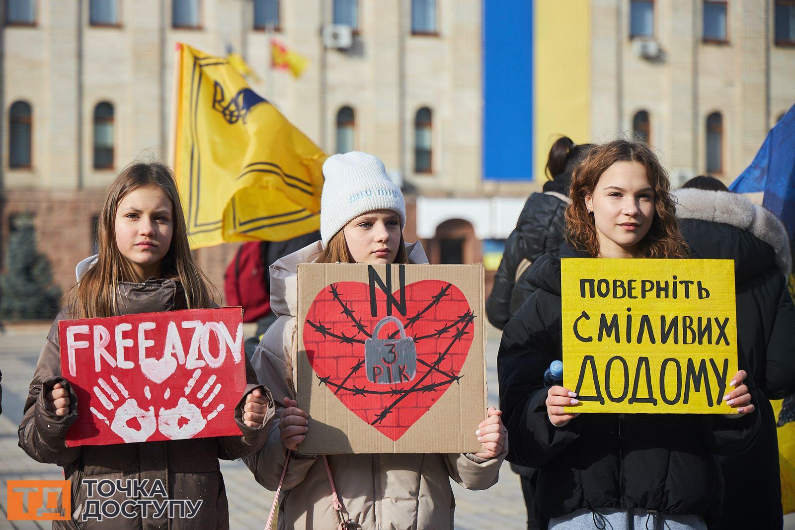 Громада Кропивницького вийшла на площу Героїв Майдану, щоб підтримати військовополонених.