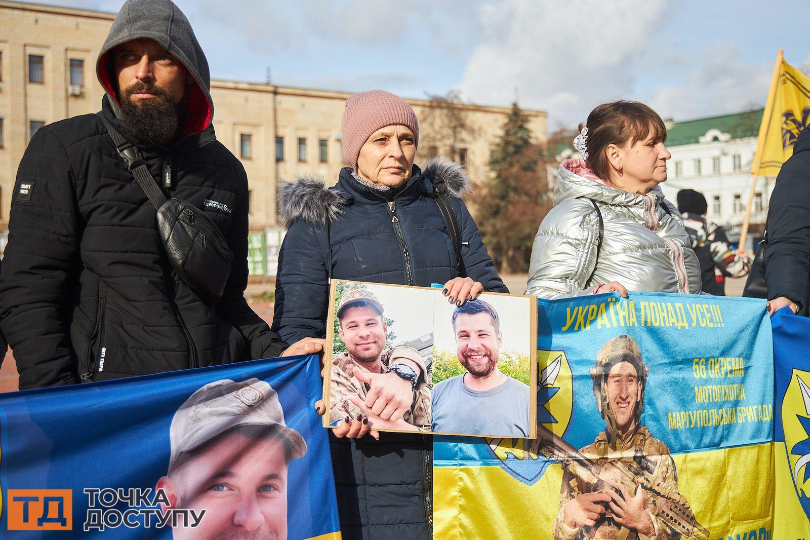 На площі Героїв Майдану в Кропивницькому лунали заклики до звільнення військовополонених.