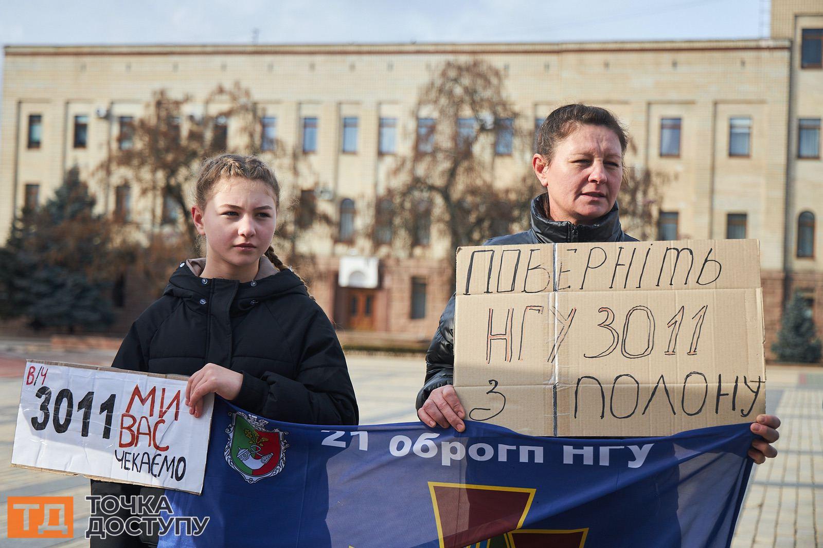На площі Героїв Майдану в Кропивницькому запалили свічки на знак підтримки військовополонених.