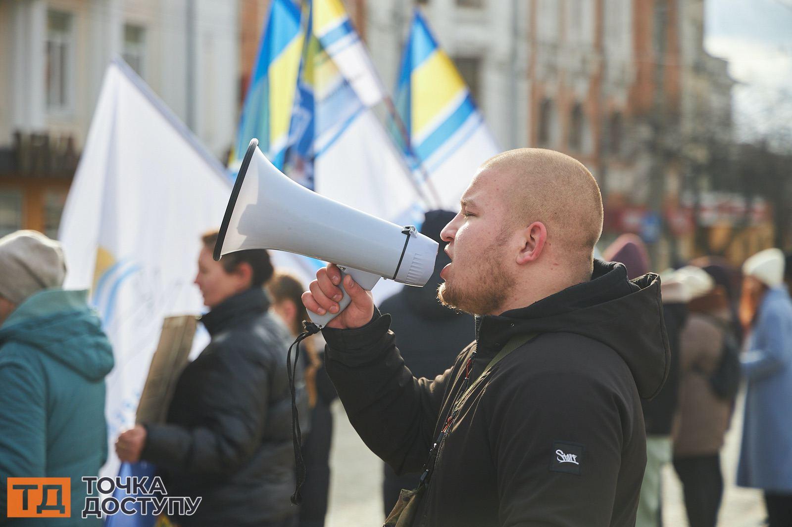 У Кропивницькому знову пройшла акція на площі Героїв Майдану на підтримку військовополонених.
