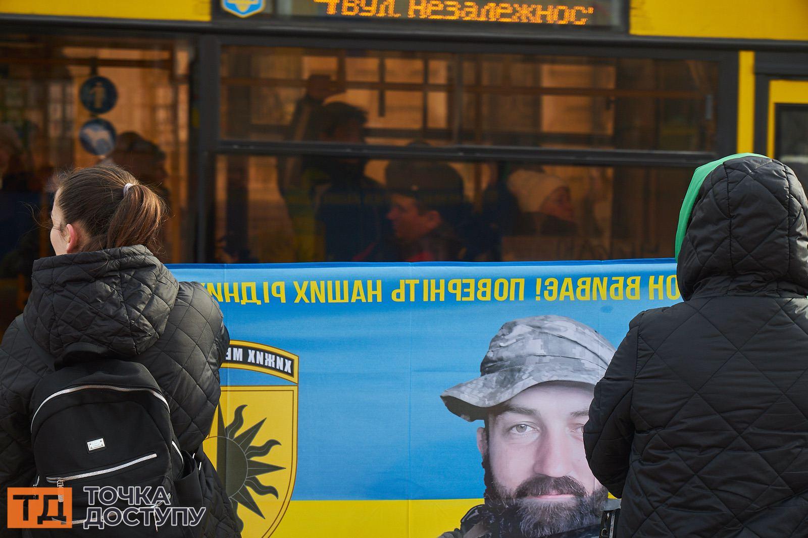 У Кропивницькому на площі Героїв Майдану небайдужі громадяни влаштували акцію на підтримку військовополонених.