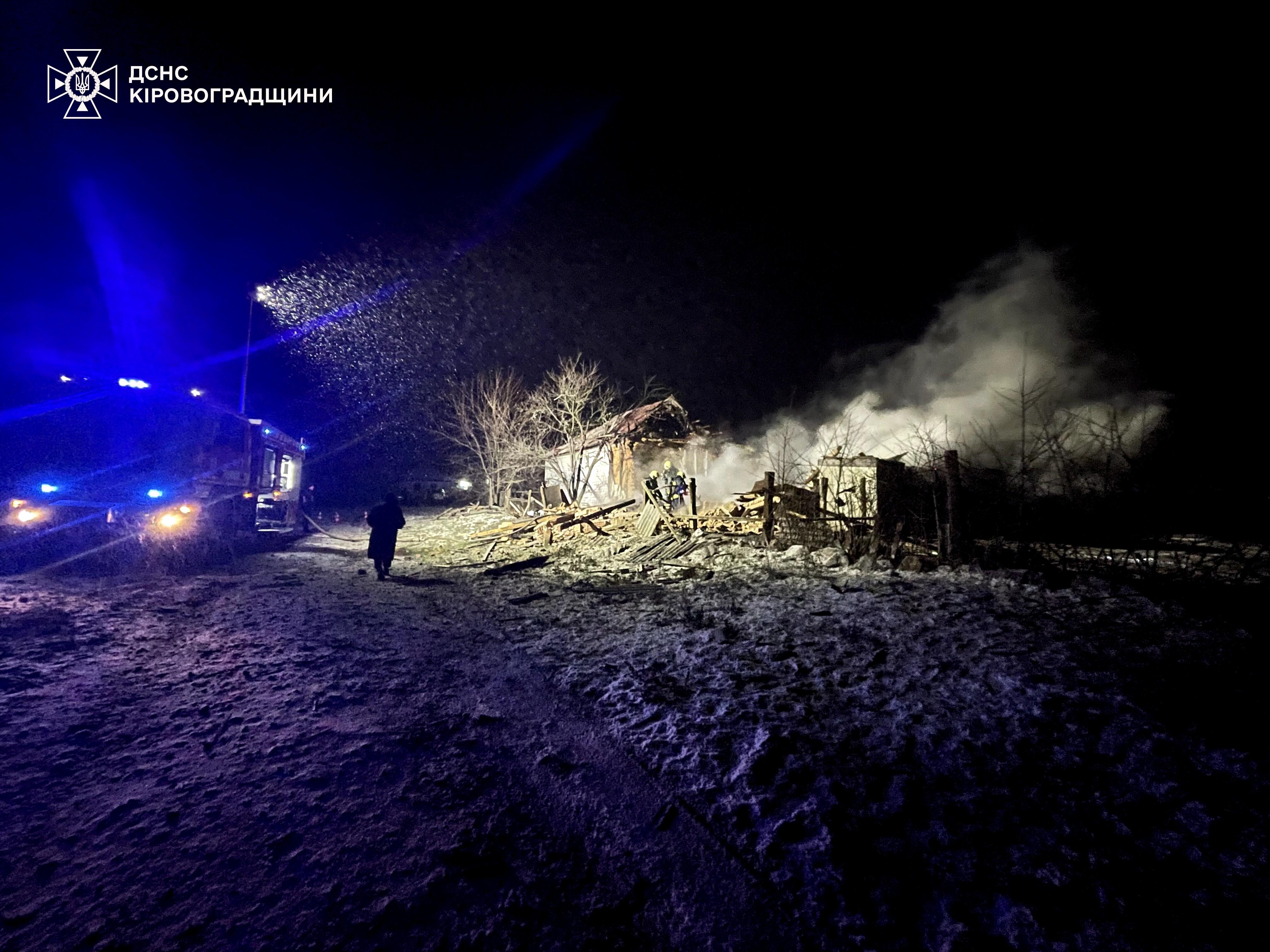 Фото з місця падіння уламків дрона в Кропивницькому районі