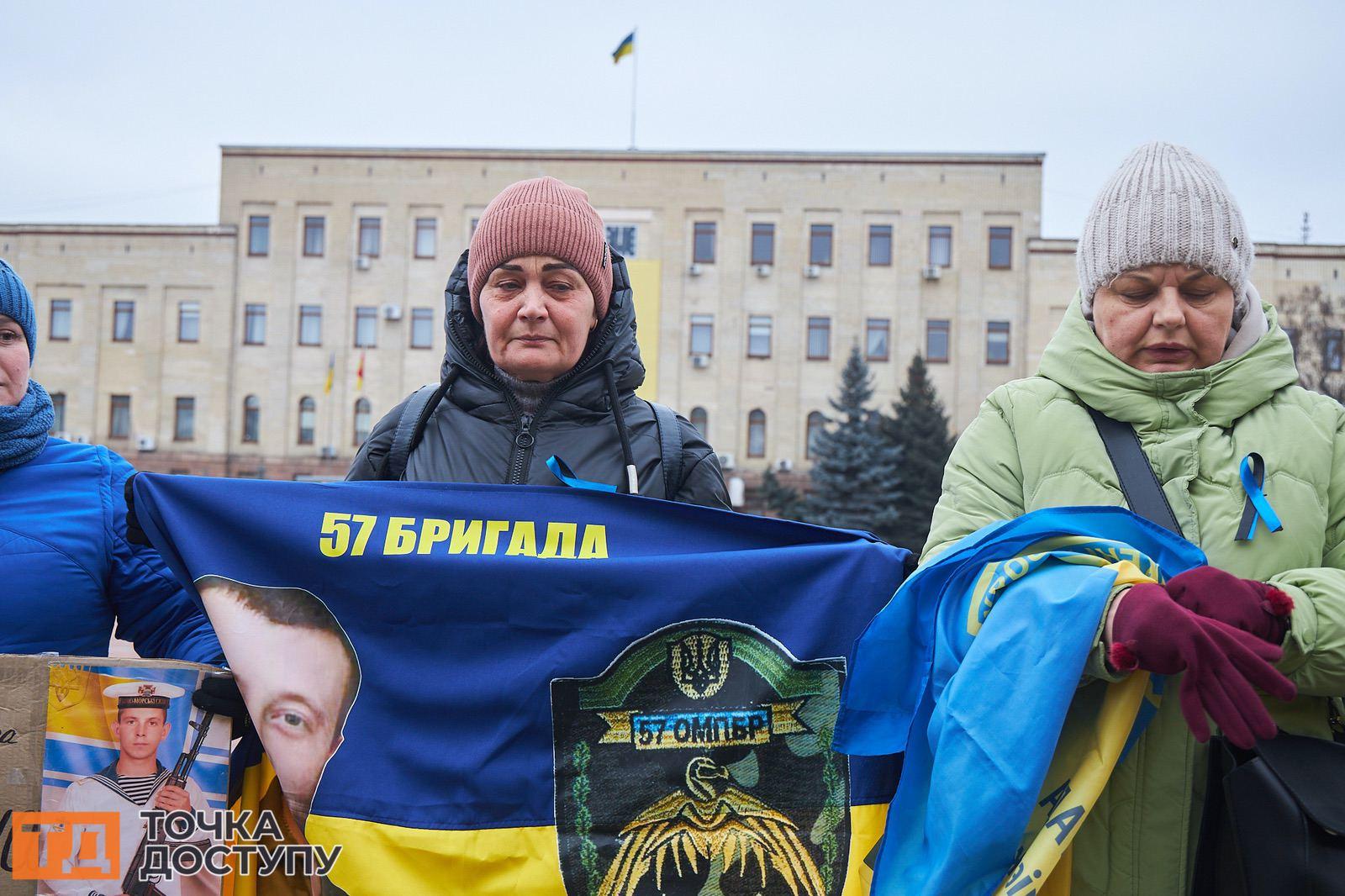 У Кропивницькому пройшла акція на підтримку військовополонених і безвісти зниклих, зібравши десятки небайдужих містян.