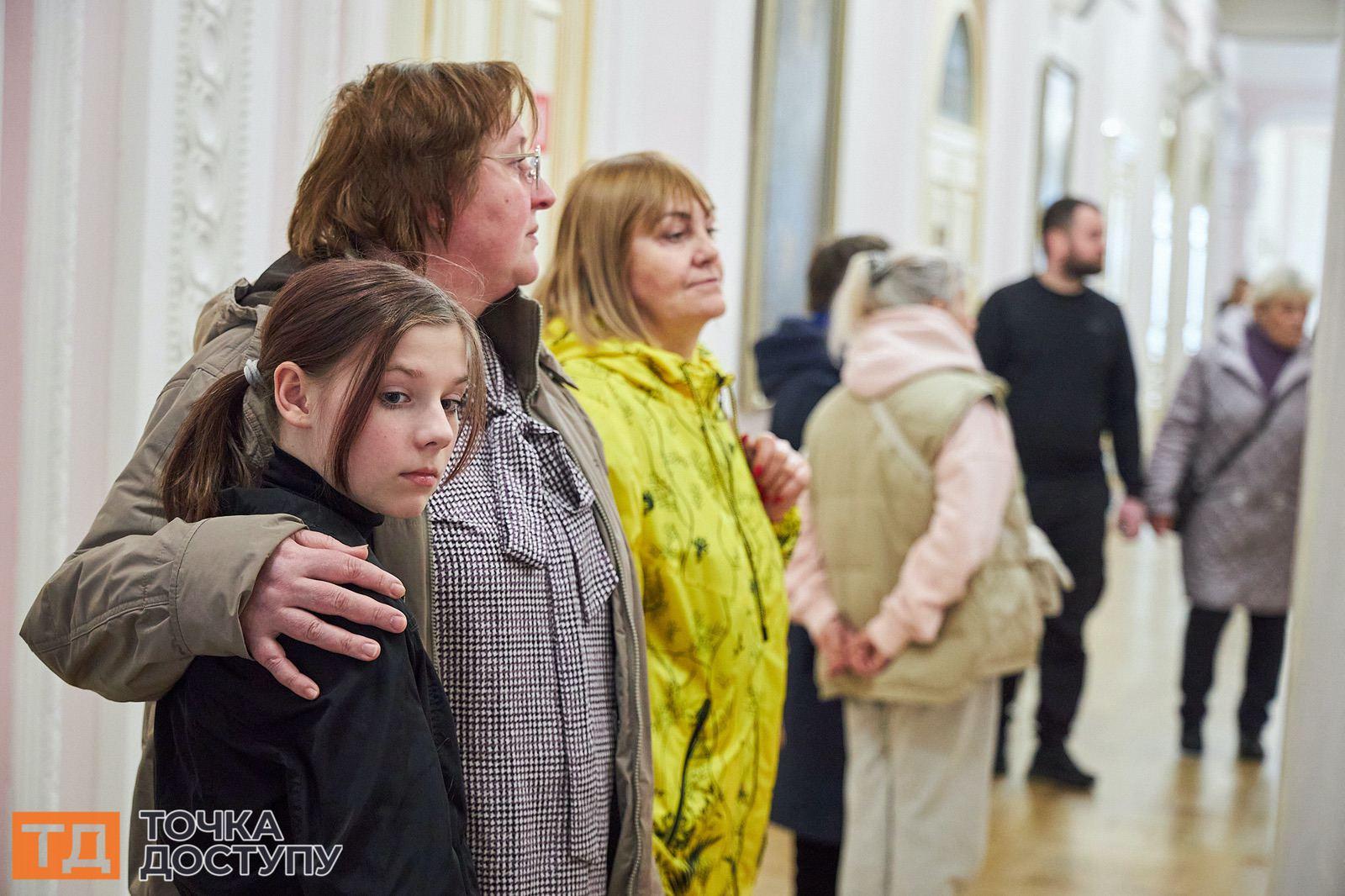 Виставка полонених і безвісти зниклих українців у театрі Кропивницького – це заклик не забувати про тих, хто досі перебуває в неволі.