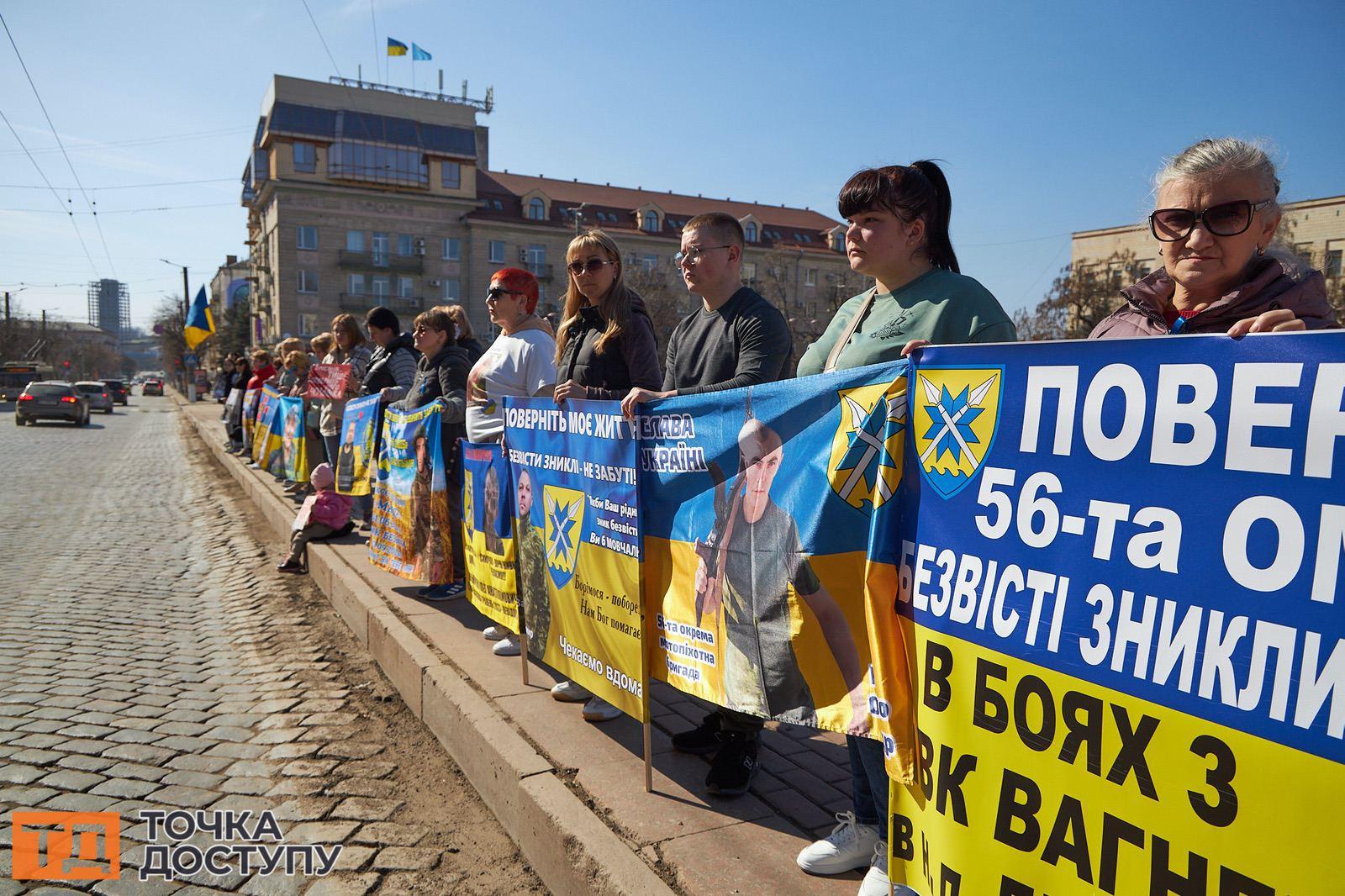 У Кропивницькому пройшла акція, де рідні полонених ділилися своїм болем та надією на їхнє повернення.