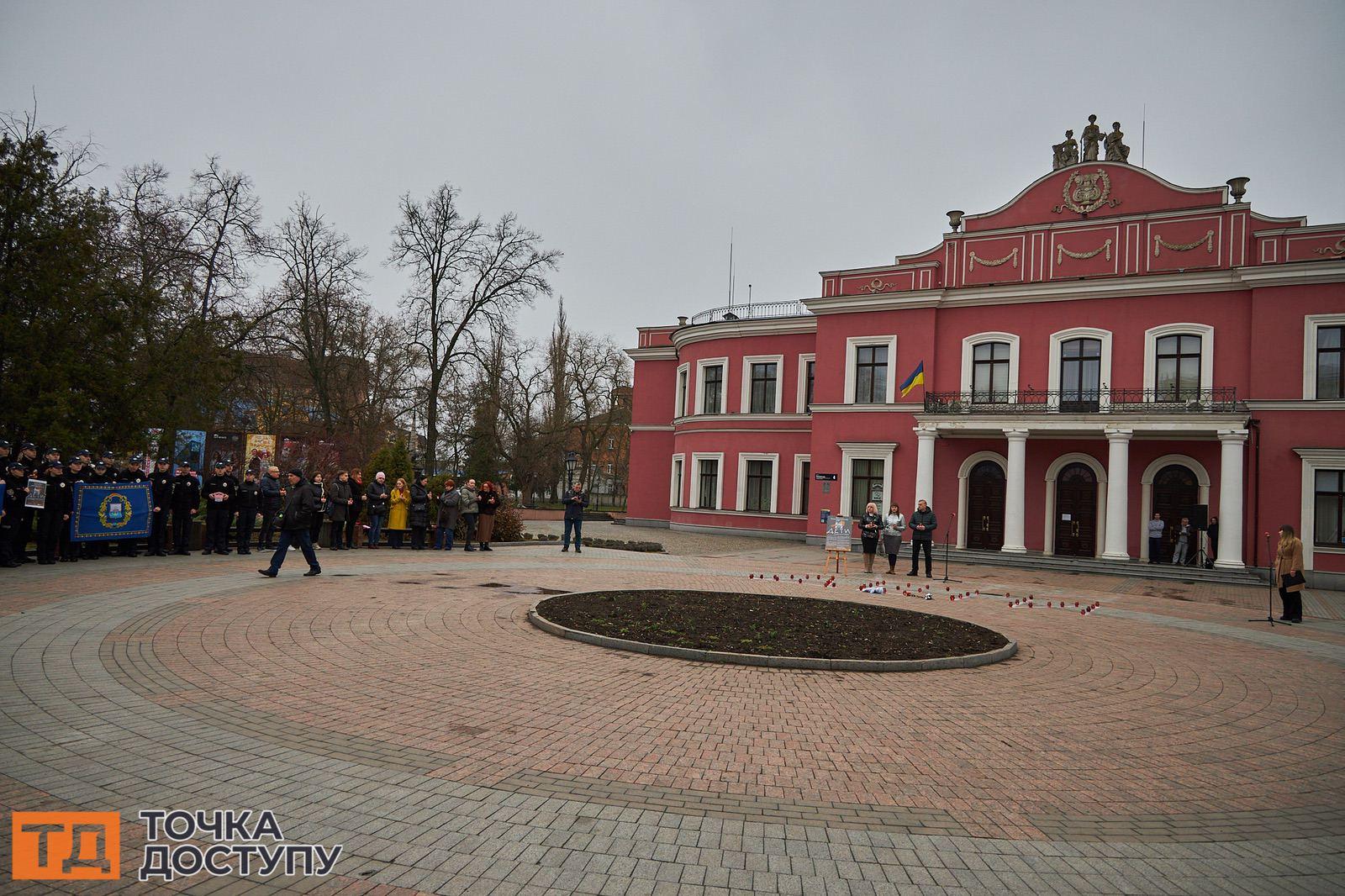 у Кропивницькому вшанували загиблих у драмтеатрі в Маріуполі