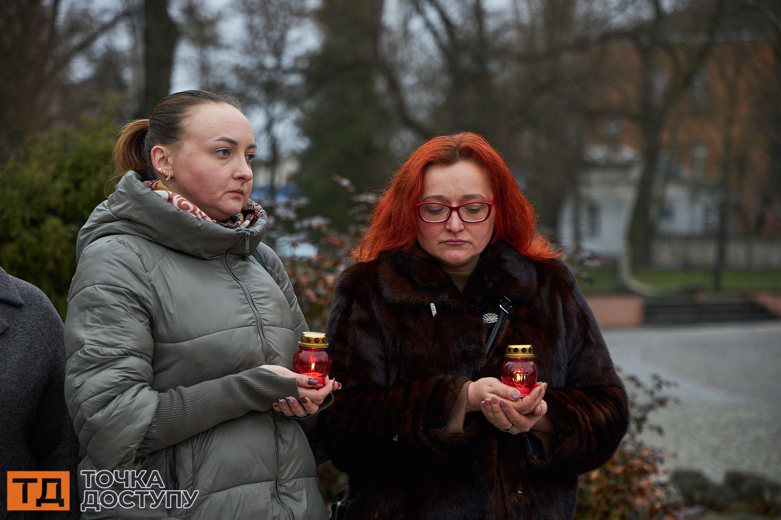 Активісти та волонтери у Кропивницькому вшанували загиблих у драмтеатрі в Маріуполі