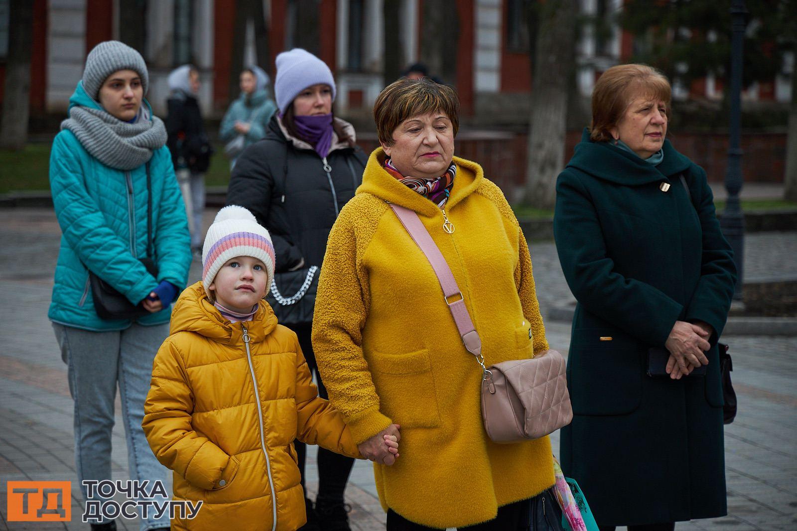 у Кропивницькому вшанували пам'ять загиблих у драмтеатрі в Маріуполі