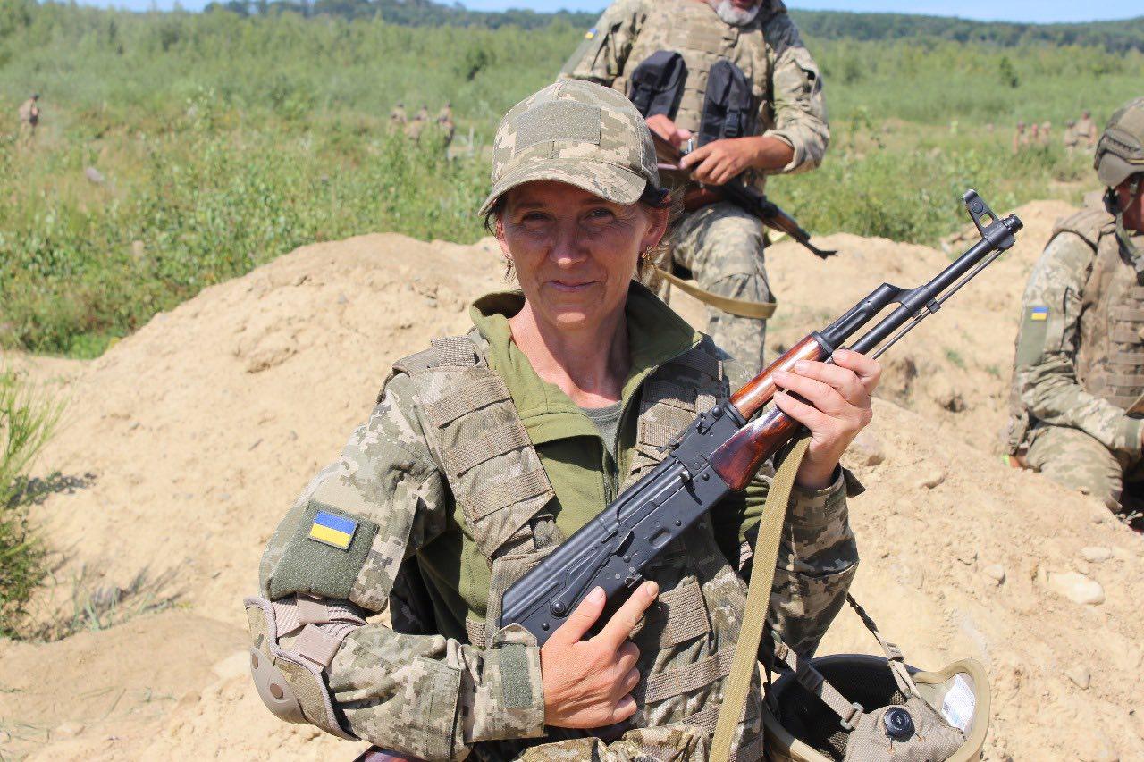 жінка з автоматом на війні