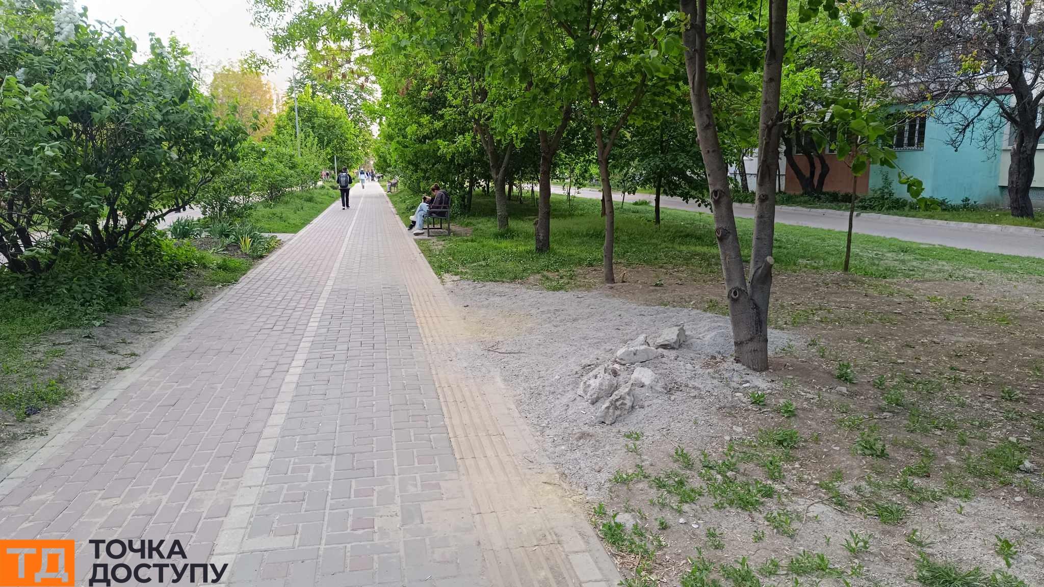 Алея на вулиці Незалежності