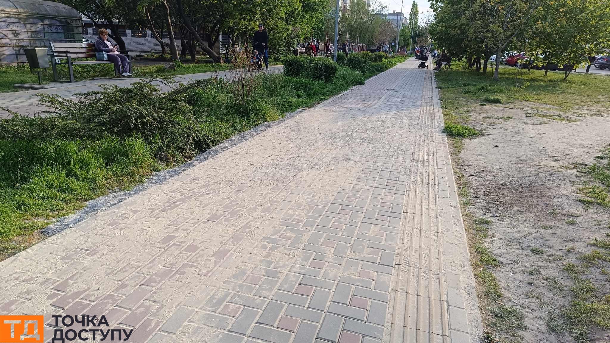 Алея на вулиці Державності