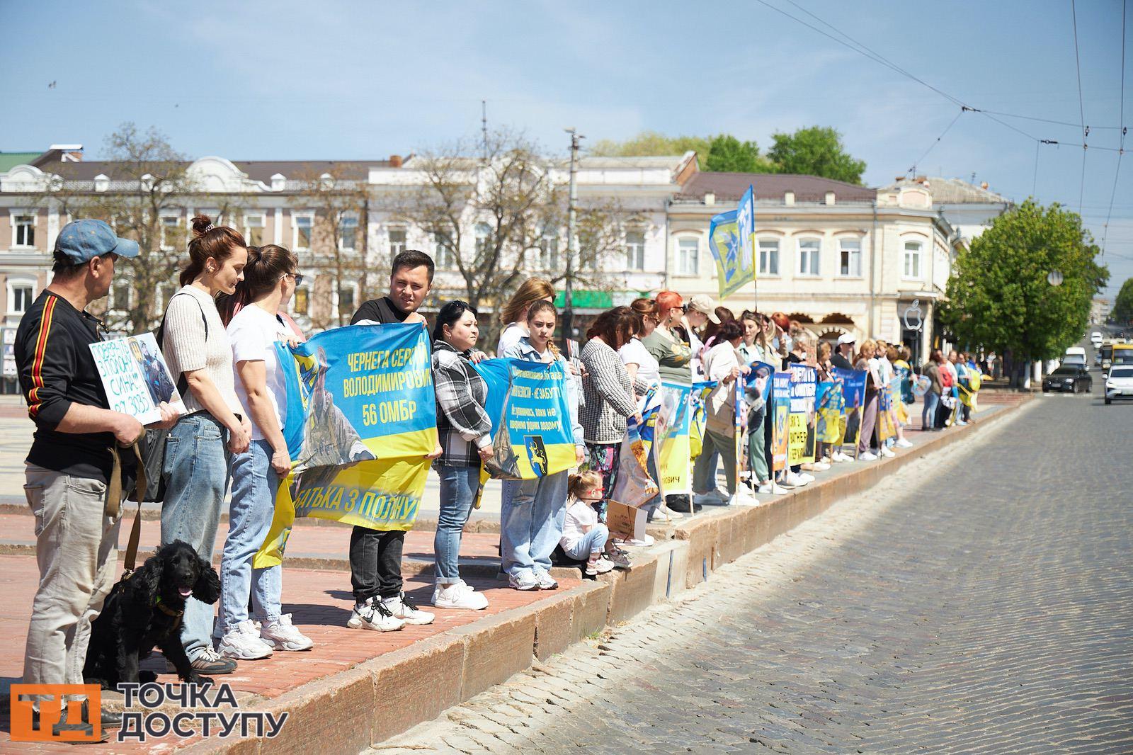 На площі Героїв Майдану у Кропивницькому пройшла щотижнева акція на підтримку військовополонених і зниклих безвісти.