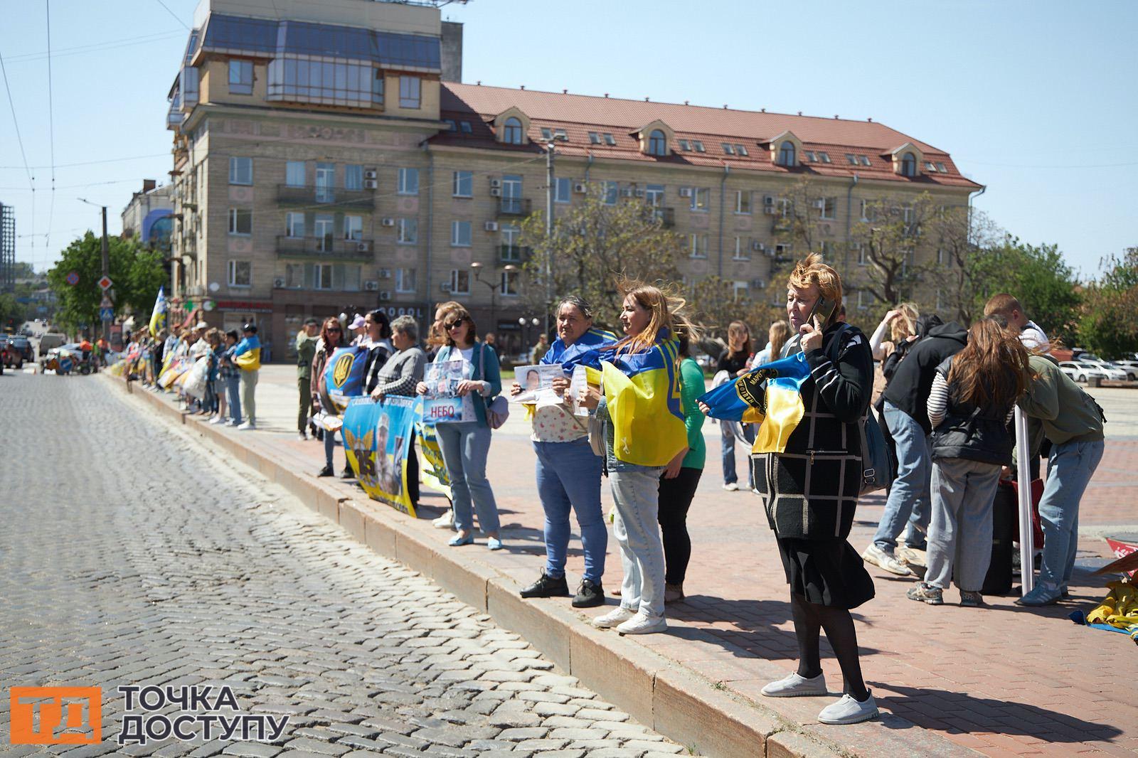 Площа Героїв Майдану в Кропивницькому стала місцем проведення щотижневої акції підтримки військовополонених.