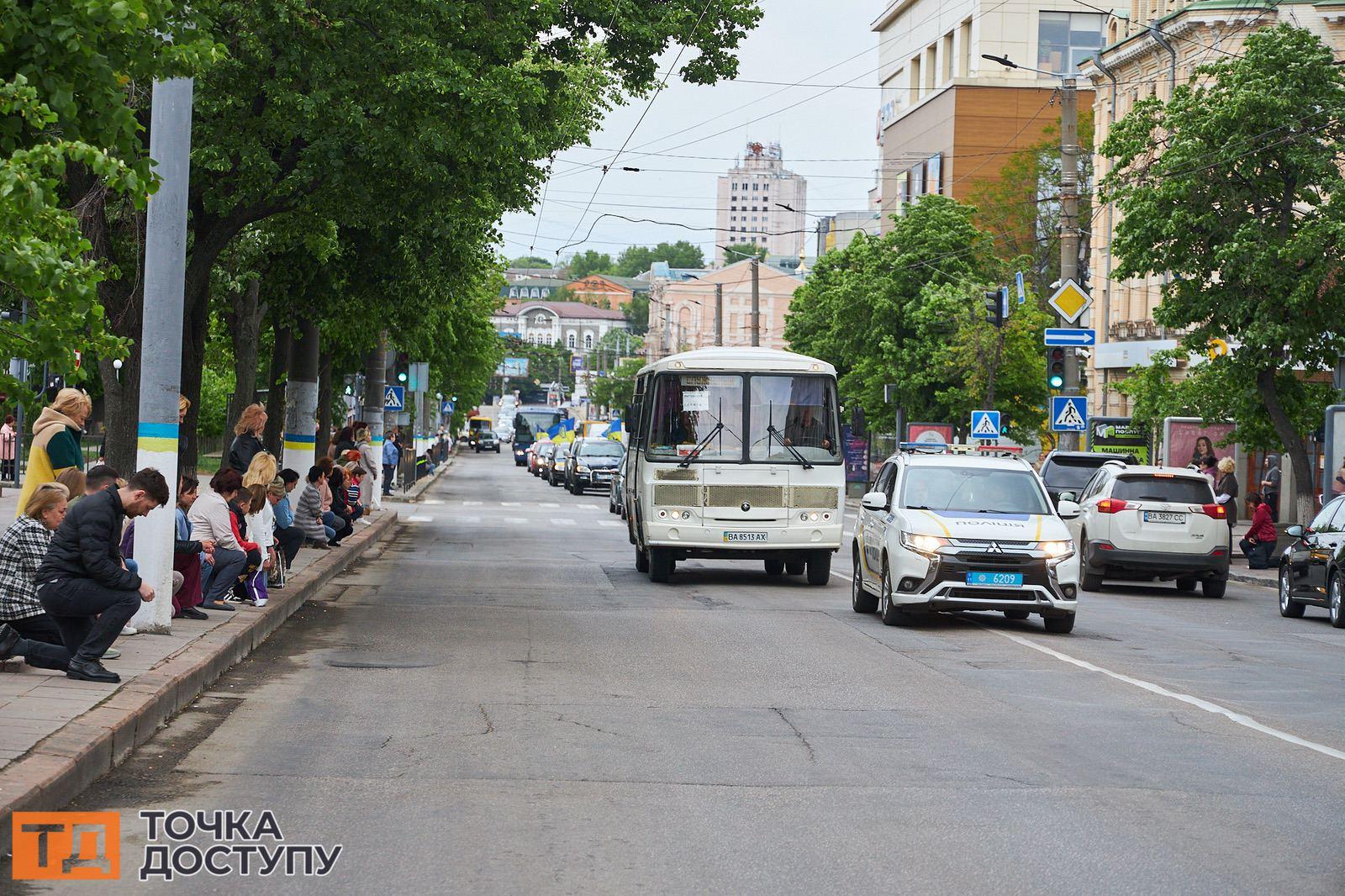 На площі Героїв Майдану в Кропивницькому відбулося прощання з військовим.