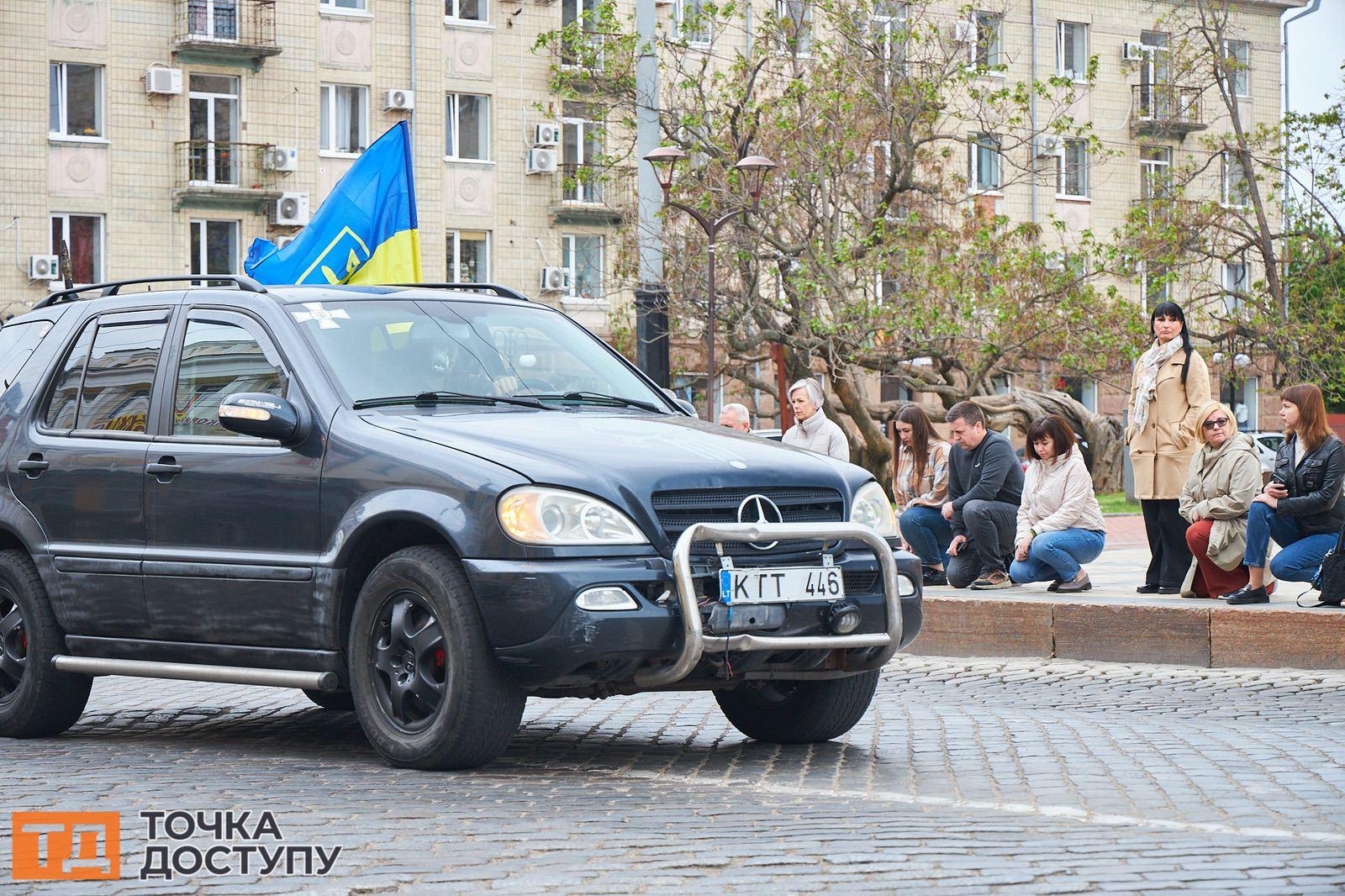 У Кропивницькому на головній площі відбулося прощання з військовим.